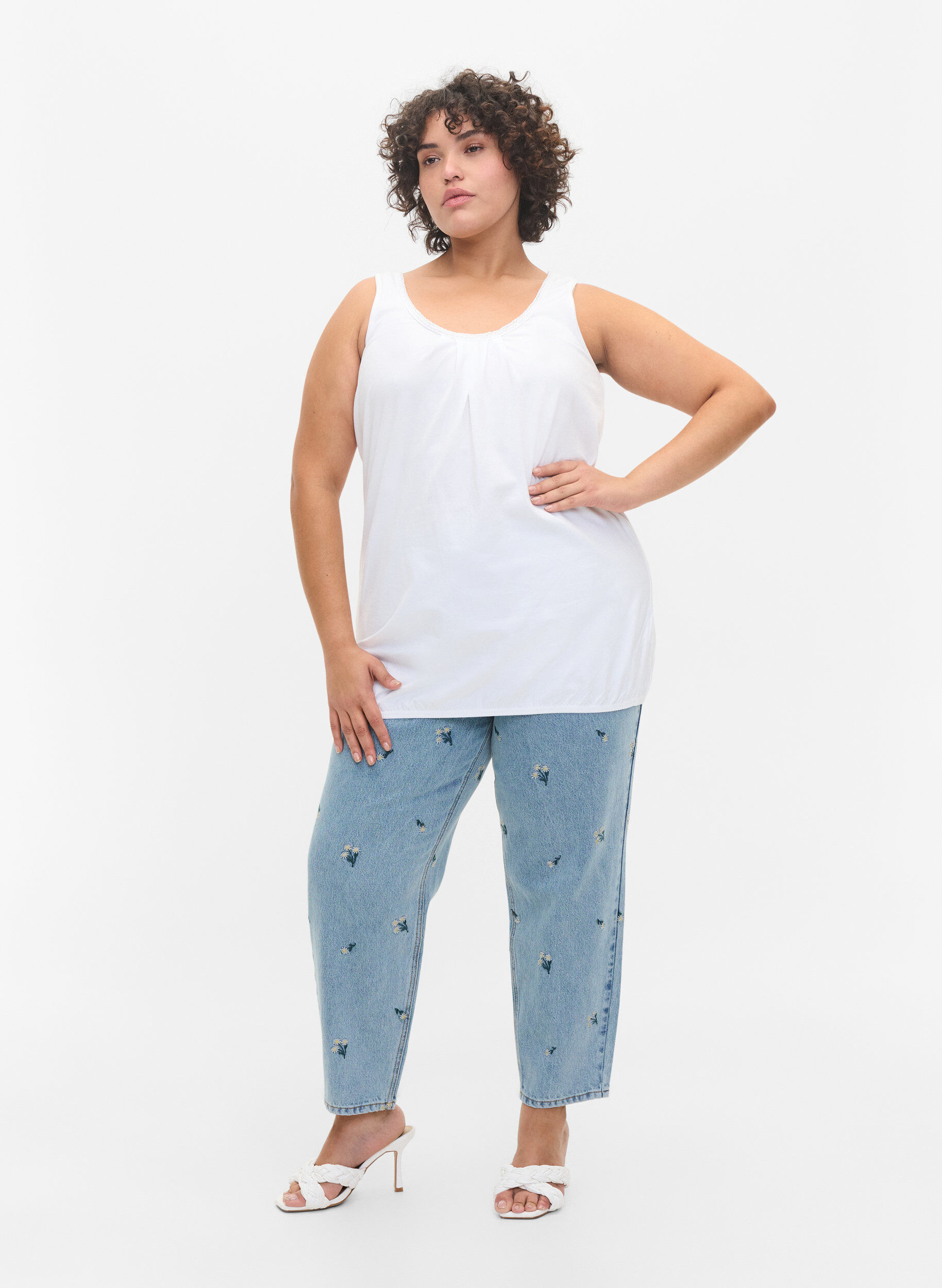 Zizzi Puuvillatoppi py&ouml;re&auml;ll&auml; p&auml;&auml;ntiell&auml; ja pitsill&auml;, Bright White, Model image number 2