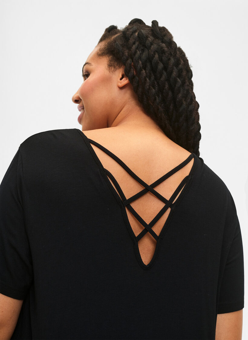 Lyhythihainen viskoosiyöpaita selkäyksityiskohdalla, Musta, Model image number 3