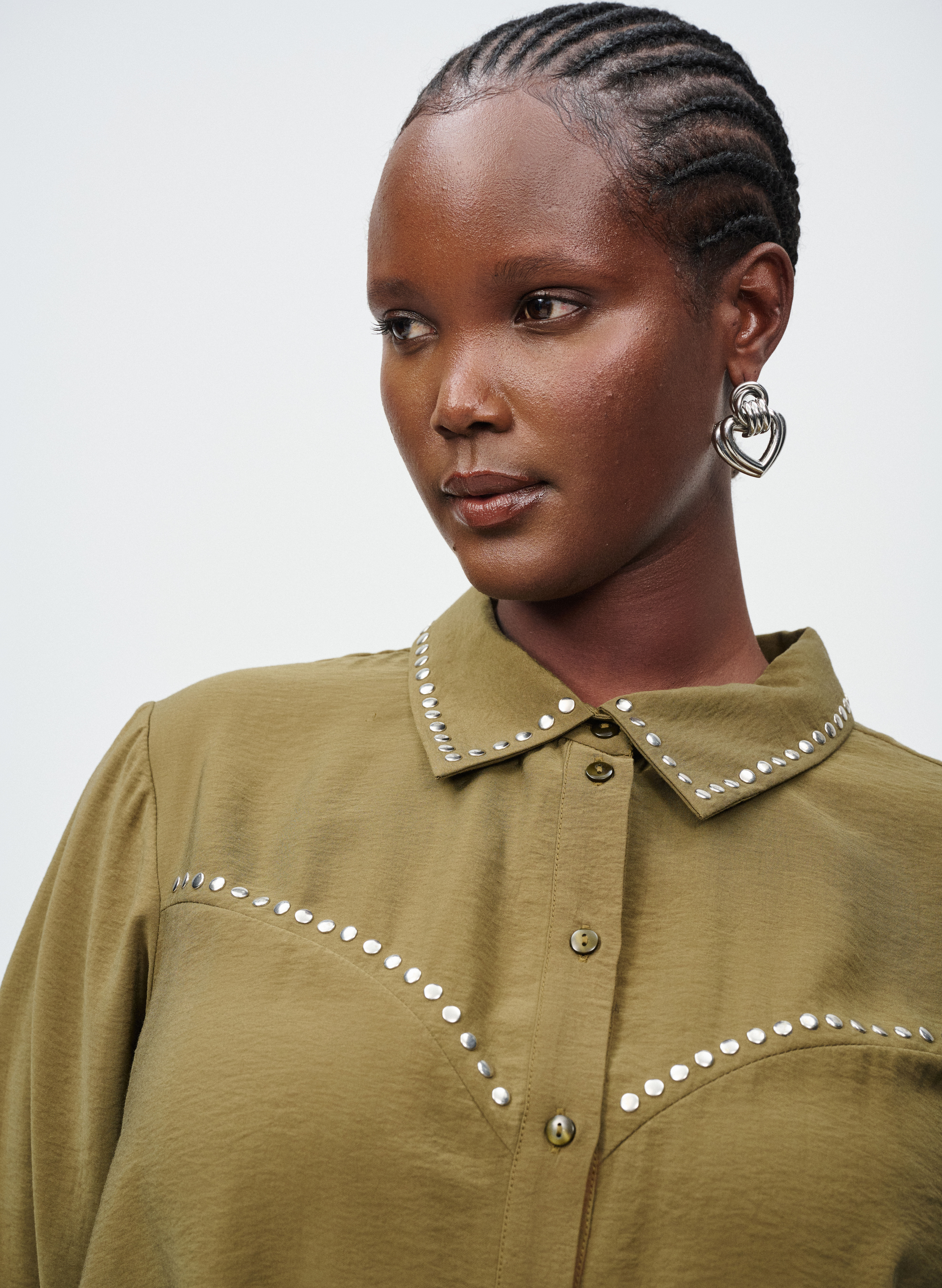 Zizzi Vihre&auml; paita nastoilla, , Model