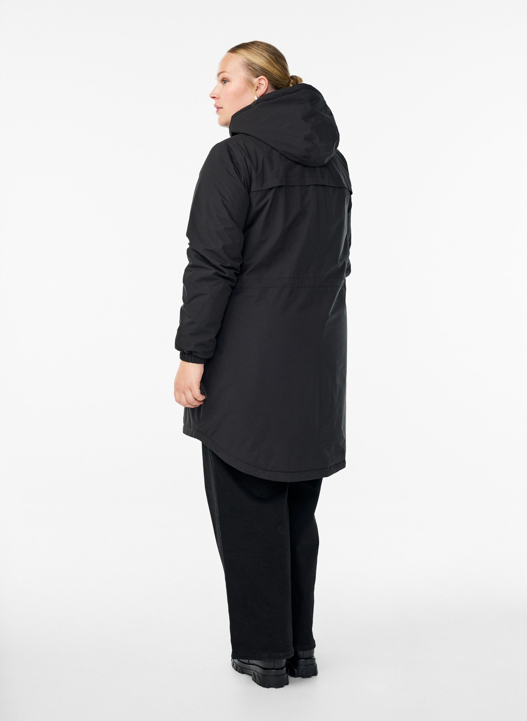 Zizzi Kevyt topattu parka hupulla, Musta, Model image number 2