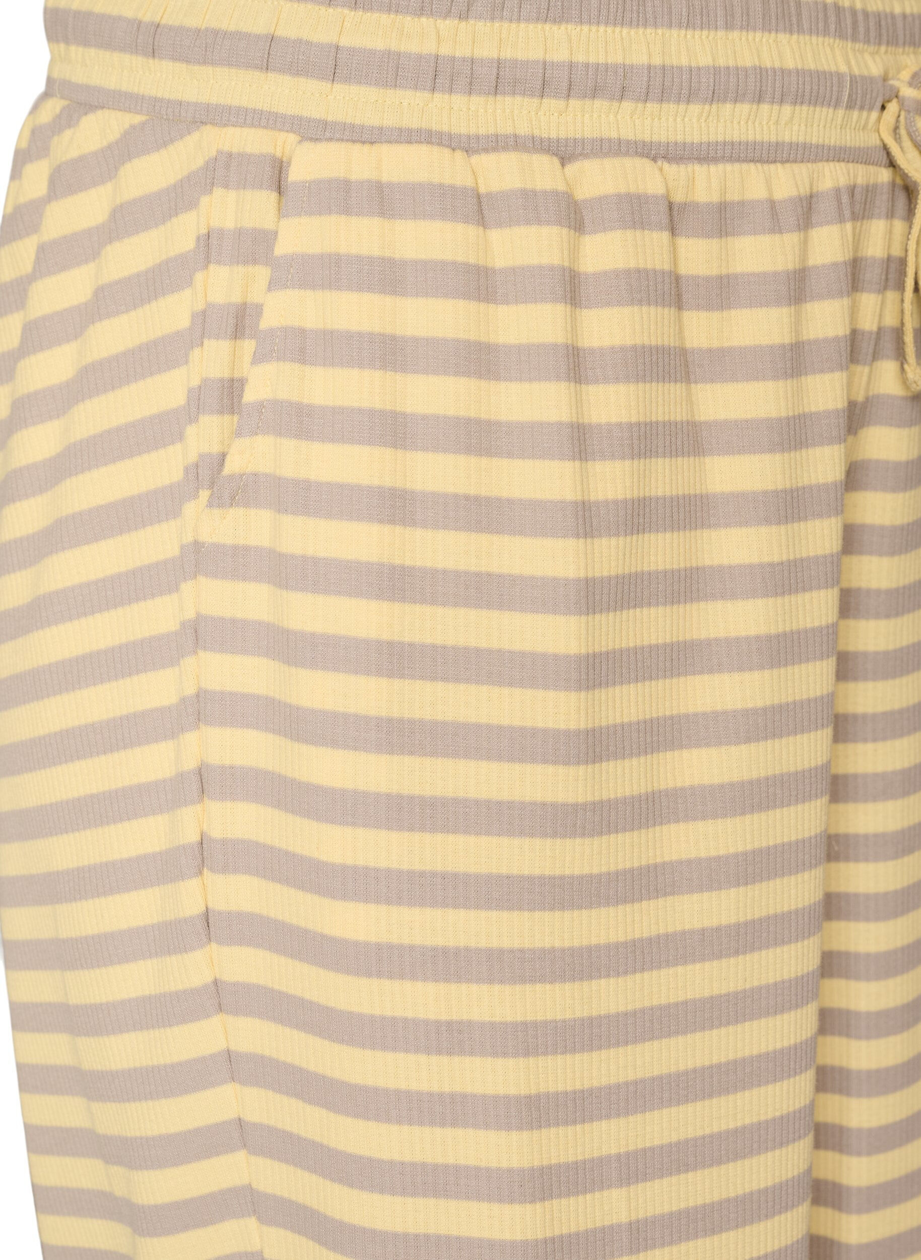 ZizziRaidalliset pyjamahousut korkealla vy&ouml;t&auml;r&ouml;ll&auml; ja leveill&auml; lahkeilla, Keltainen, Packshot image number 2