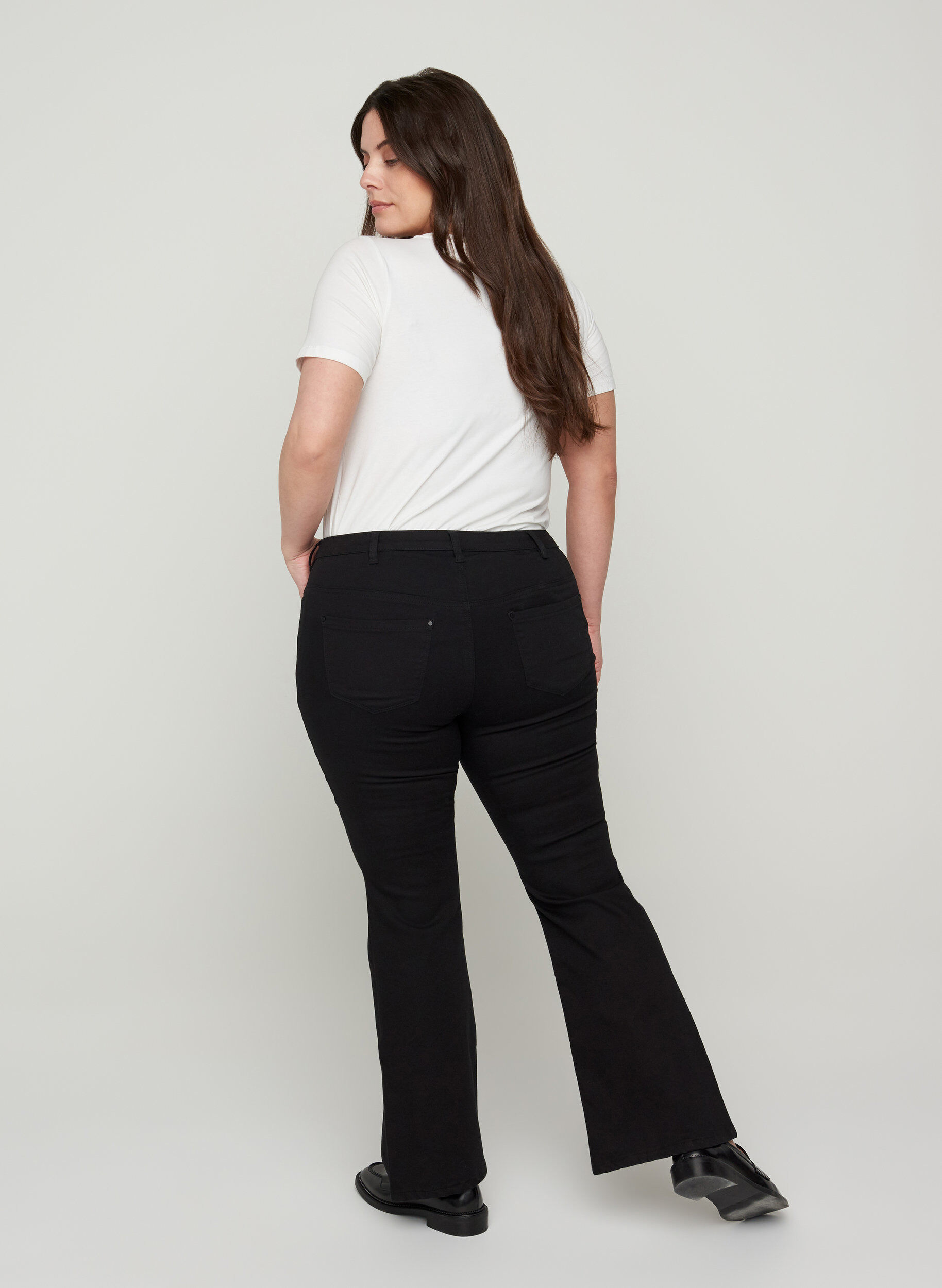 Zizzi Ellen bootcut-farkut korkealla vy&ouml;t&auml;r&ouml;ll&auml;, Black, Model image number 1