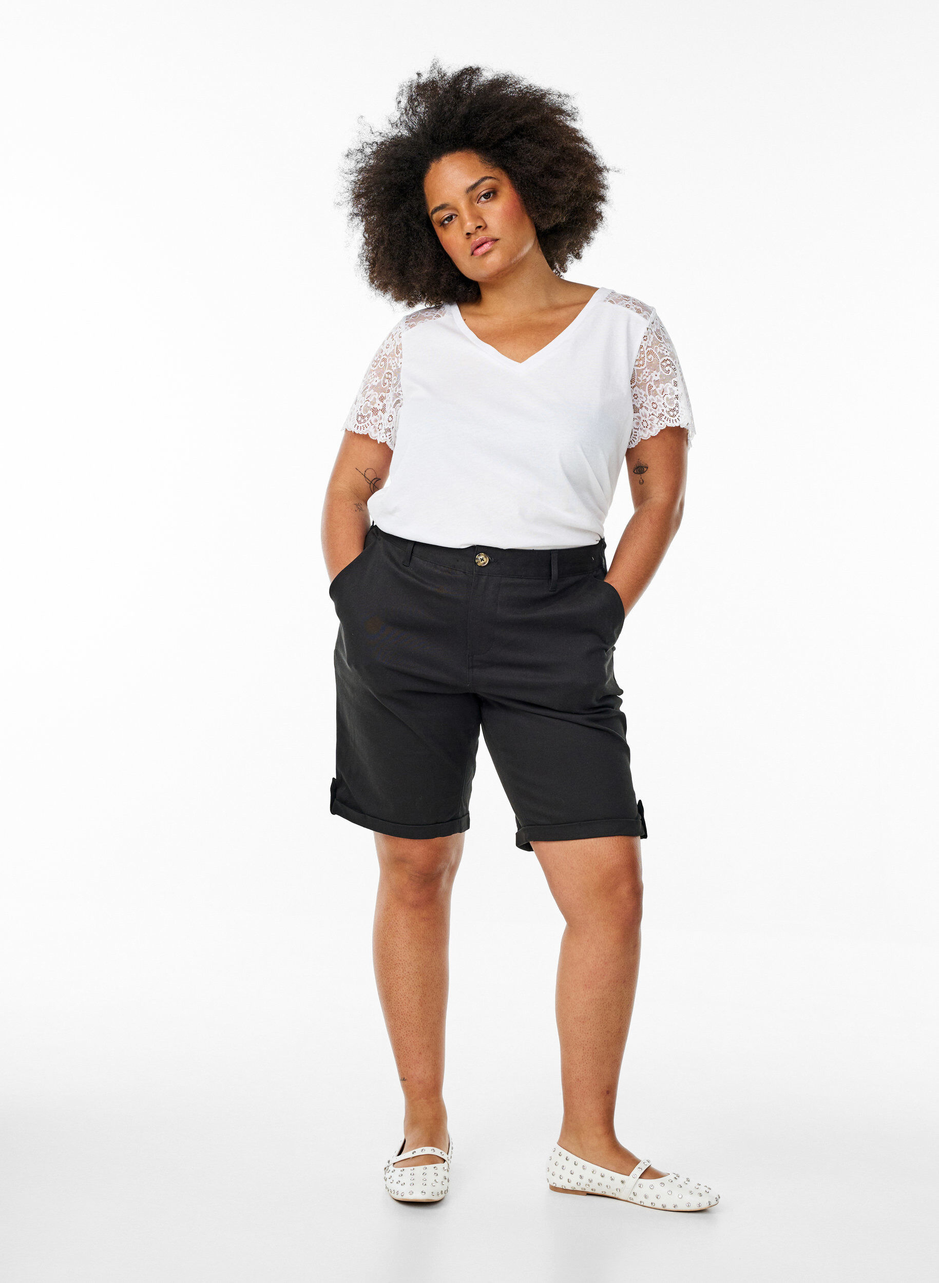 Zizzi Puuvillainen T-paita pitsisill&auml; lyhyill&auml; hihoilla, Valkoinen, Model image number 1