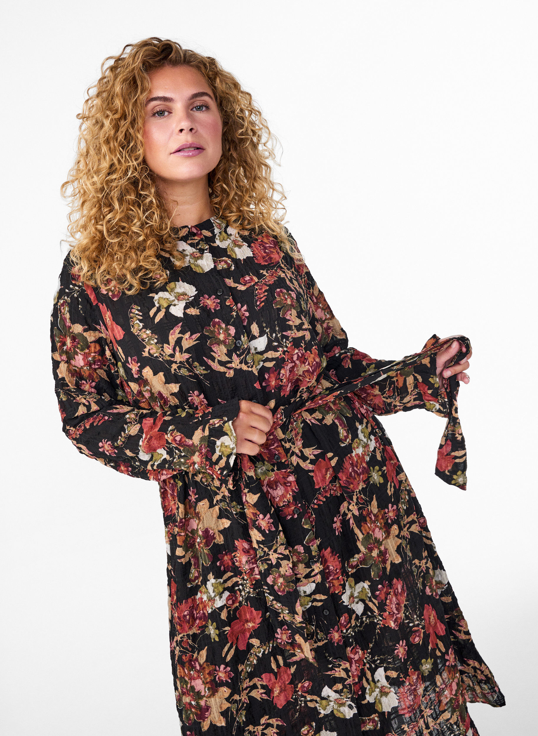 ZizziMidimekko kukkakuviolla ja irrotettavalla solmuvy&ouml;ll&auml;, Musta, Model image number 2