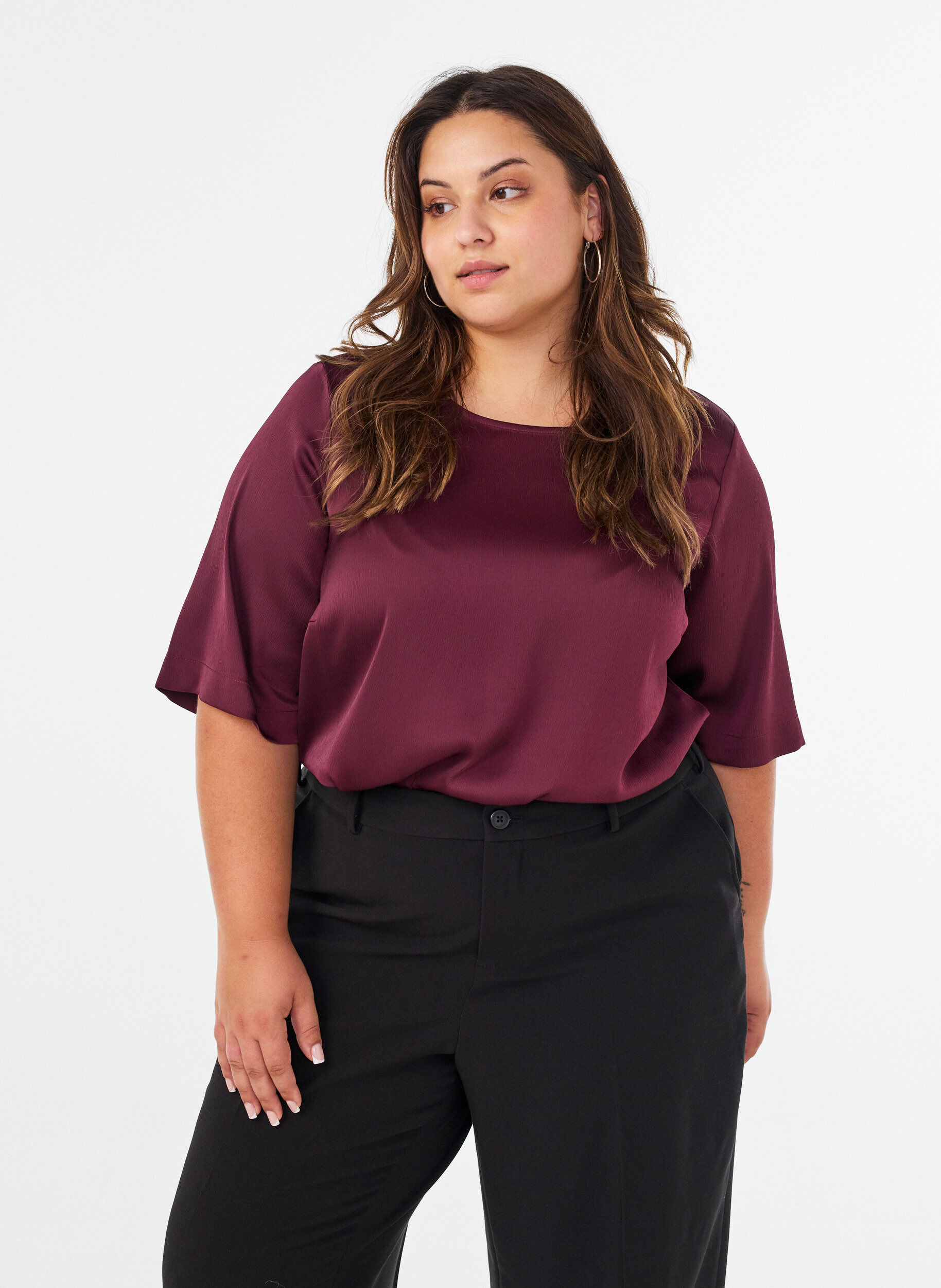 Satiinipusero kyyn&auml;rmittaisilla hihoilla, Punainen, Model