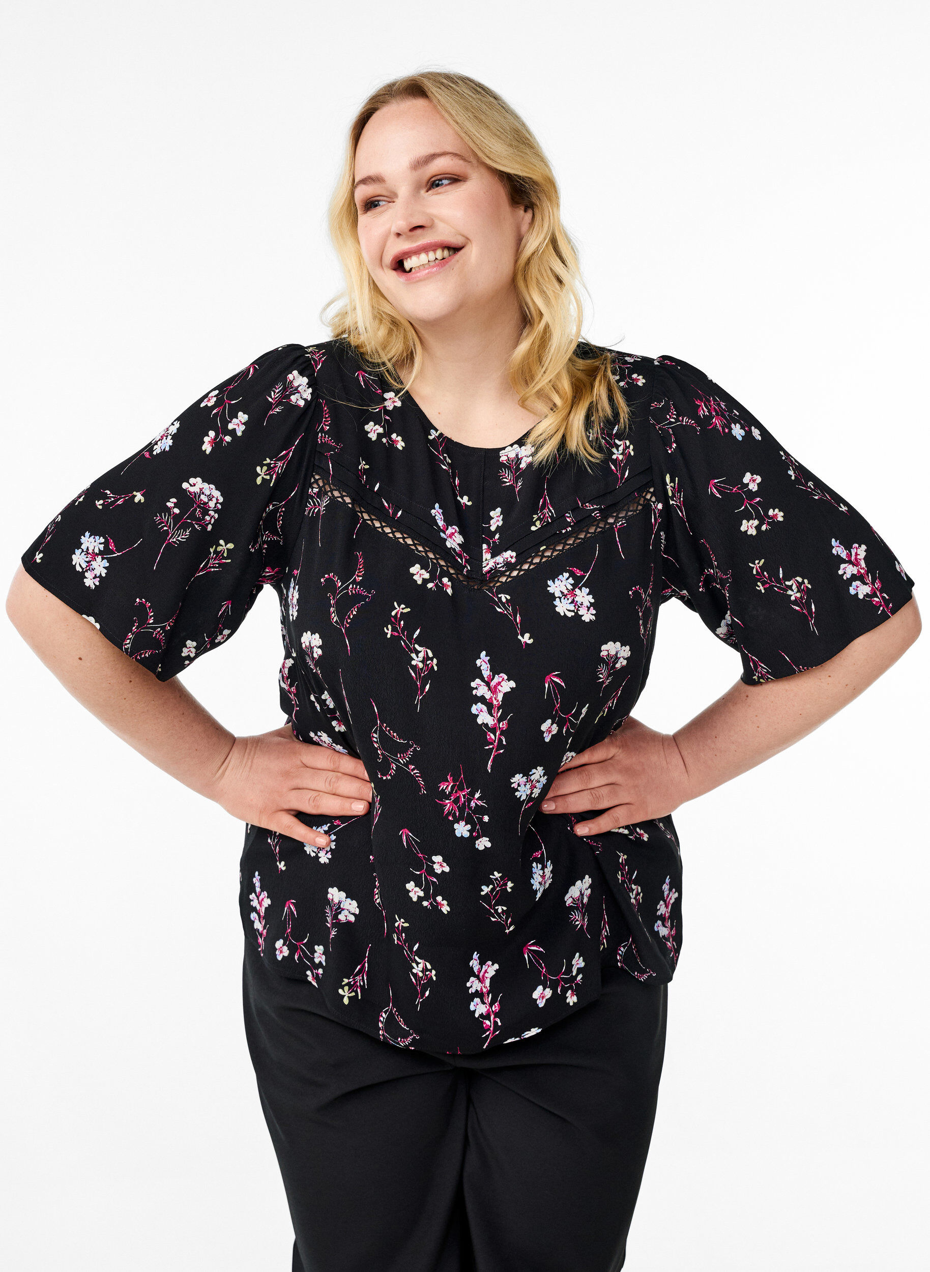 Kukkakuvioinen, lyhythihainen pusero, Musta, Model