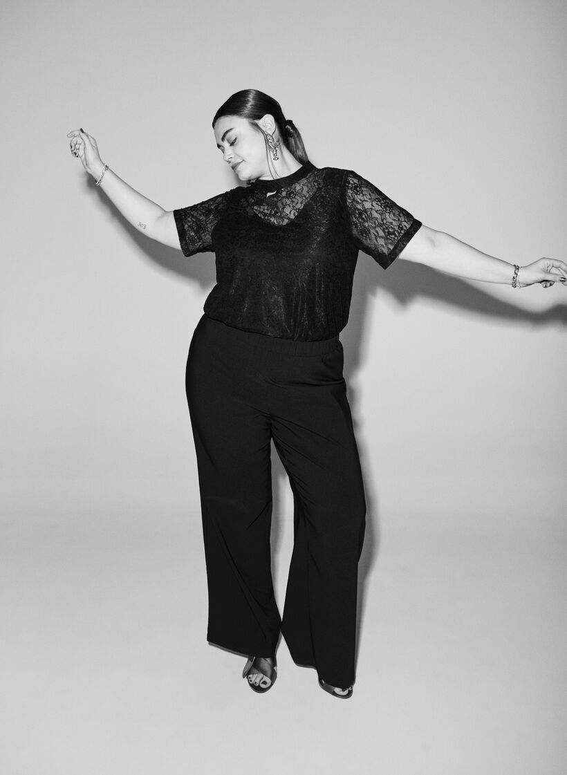 Leveälahkeiset housut joustavalla vyötäröllä, Musta, Image image number 0