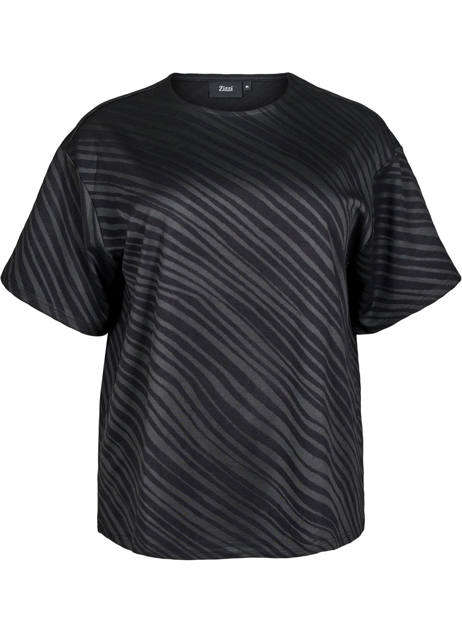 Ylisuuri pusero kuviolla