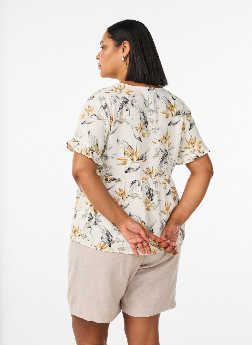 Korkeavy&ouml;t&auml;r&ouml;iset pellava- ja viskoosishortsit, Beige, Model image number 2