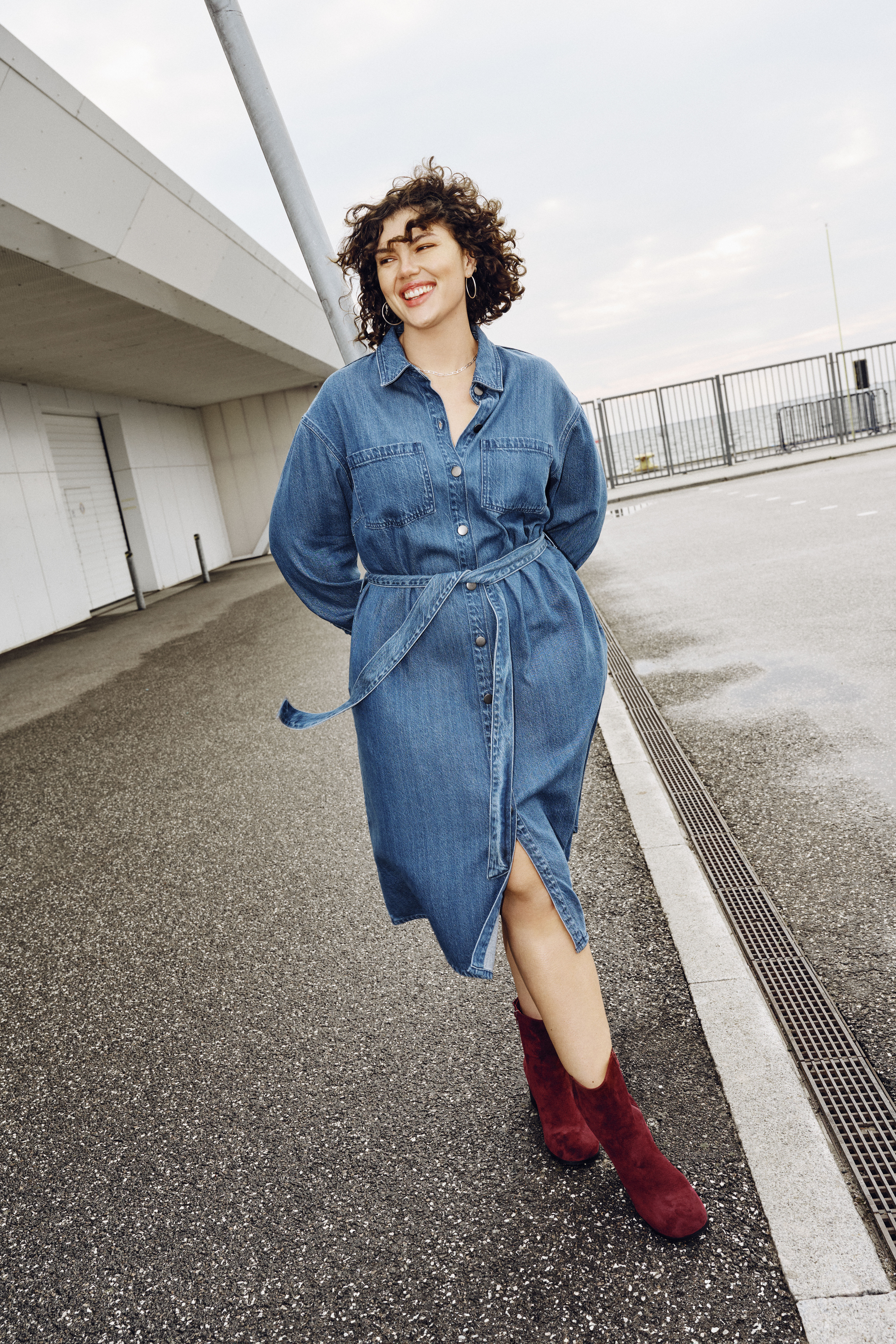 Zizzi Denim-mekko, jossa on nauhat, , Model