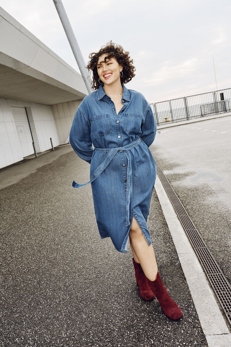 Denim-mekko, jossa on nauhat, , Model