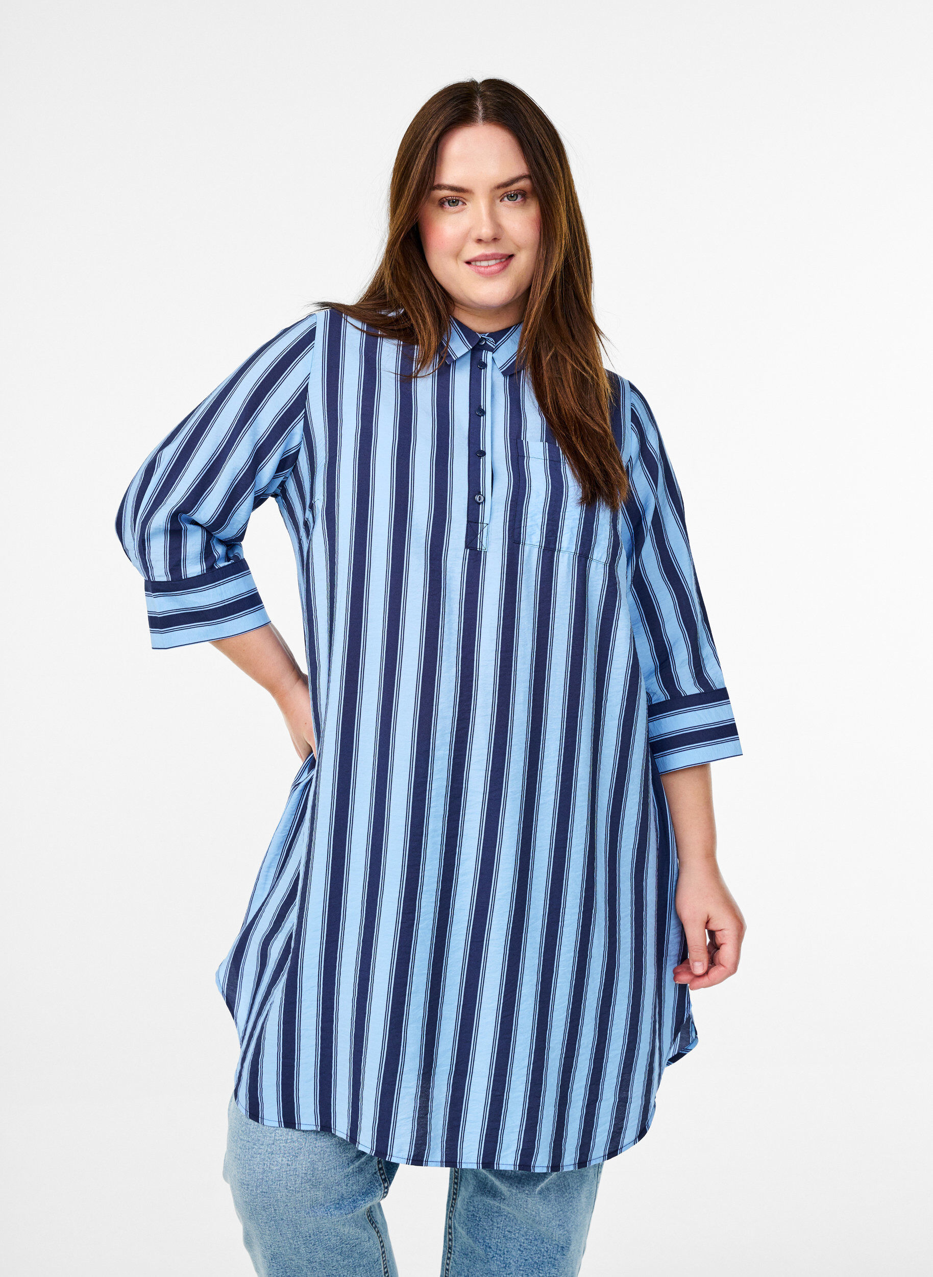 Lyhyt mekko kauluksella ja rintataskulla, Sininen, Model