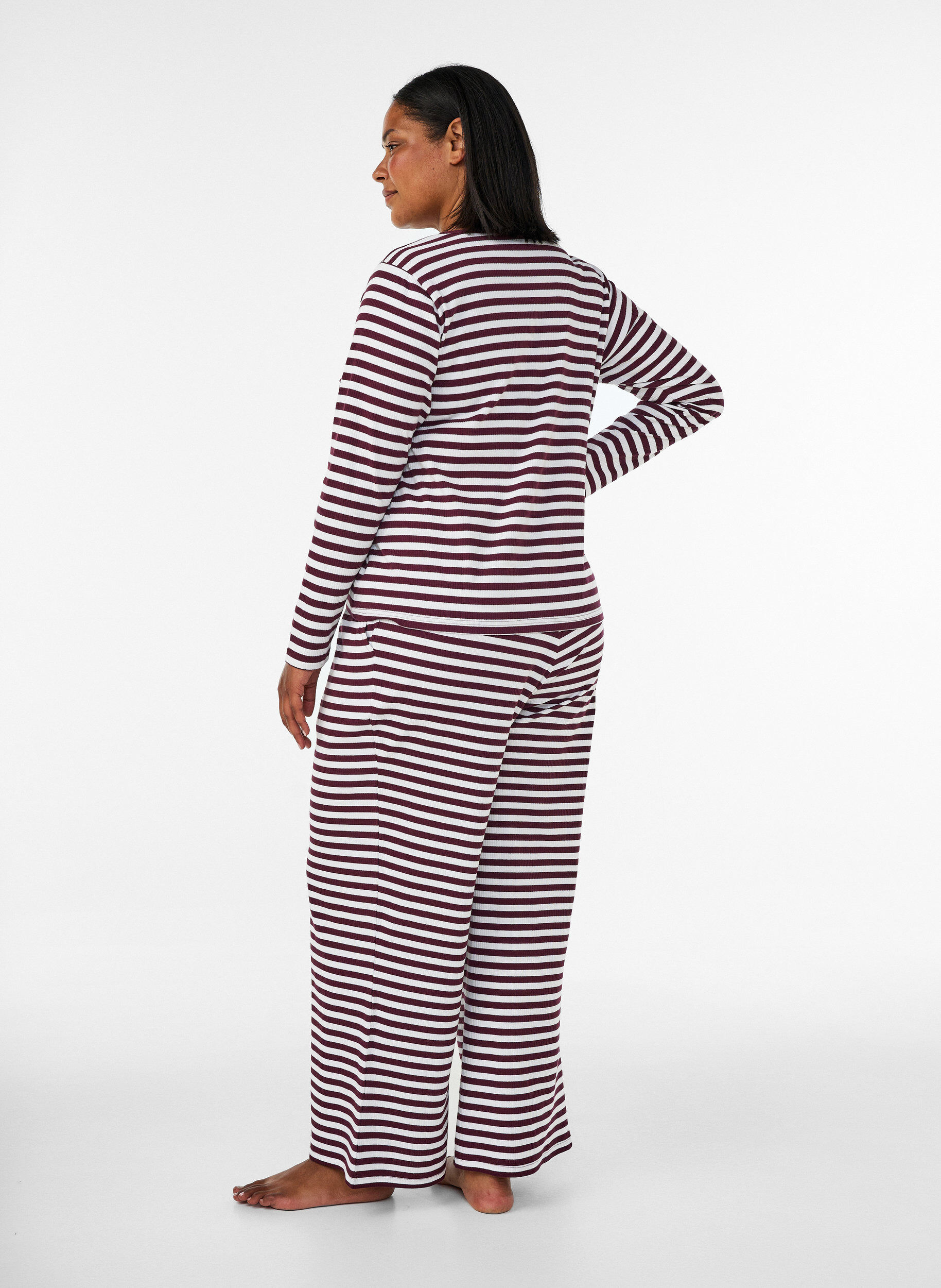 ZizziRaidalliset pyjamahousut korkealla vy&ouml;t&auml;r&ouml;ll&auml; ja leveill&auml; lahkeilla, Punainen, Model image number 1