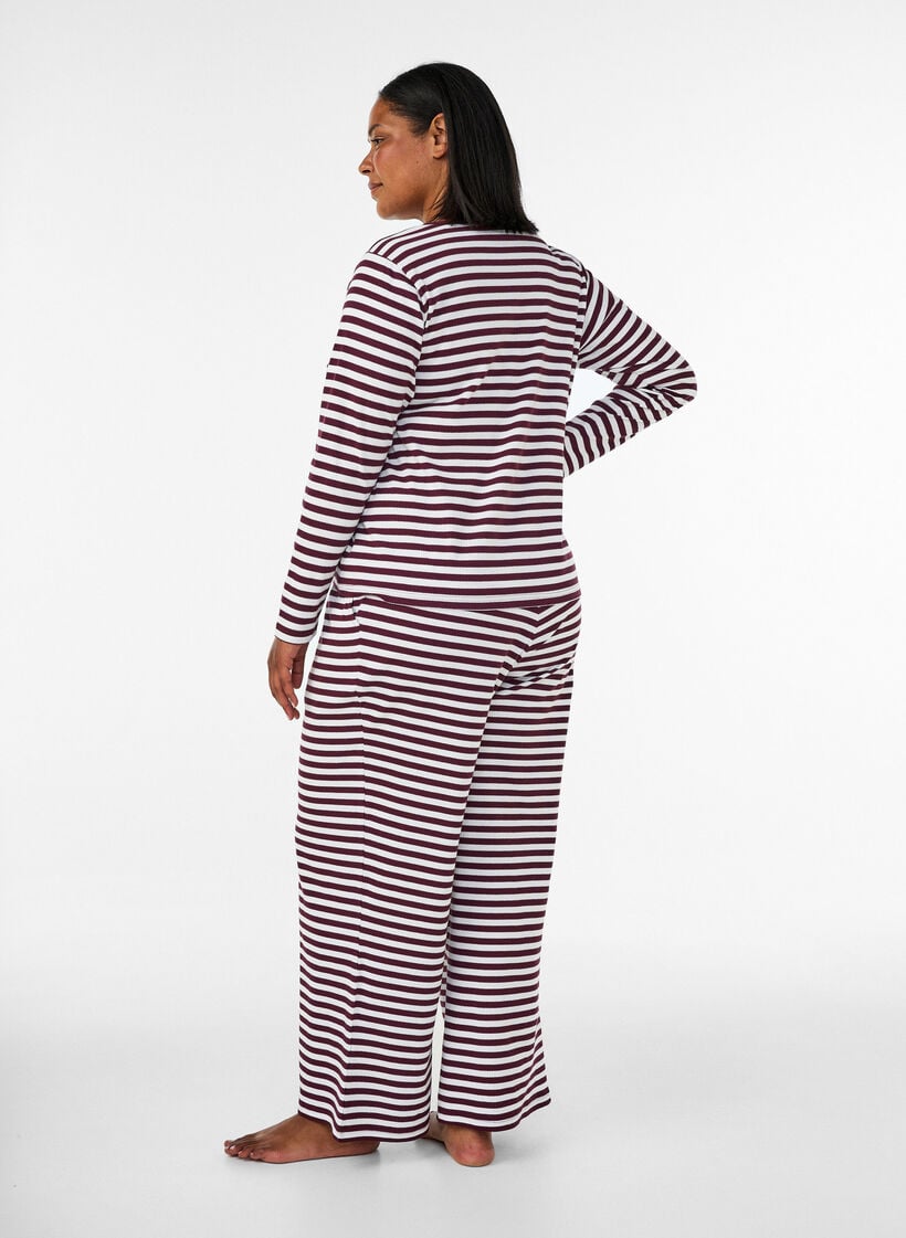 Raidalliset pyjamahousut korkealla vy&ouml;t&auml;r&ouml;ll&auml; ja leveill&auml; lahkeilla, Punainen, Model image number 1