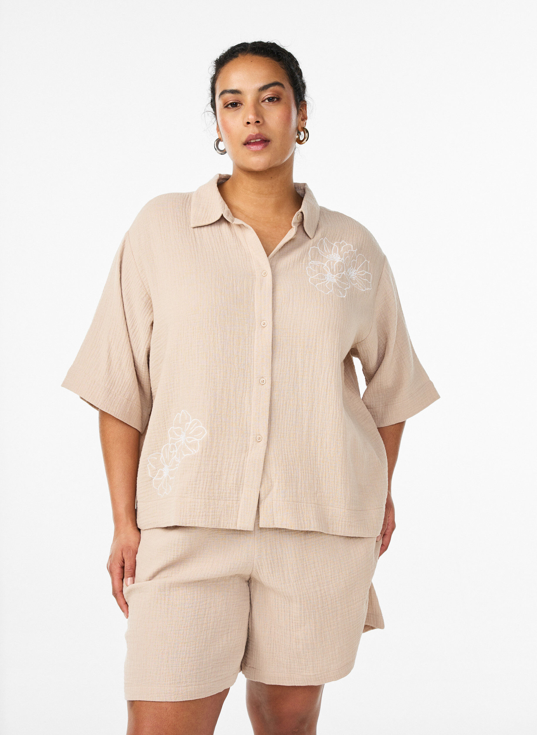 Zizzi Korkeavy&ouml;t&auml;r&ouml;iset puuvillaiset musliinishortsit, Beige, Model image number 0