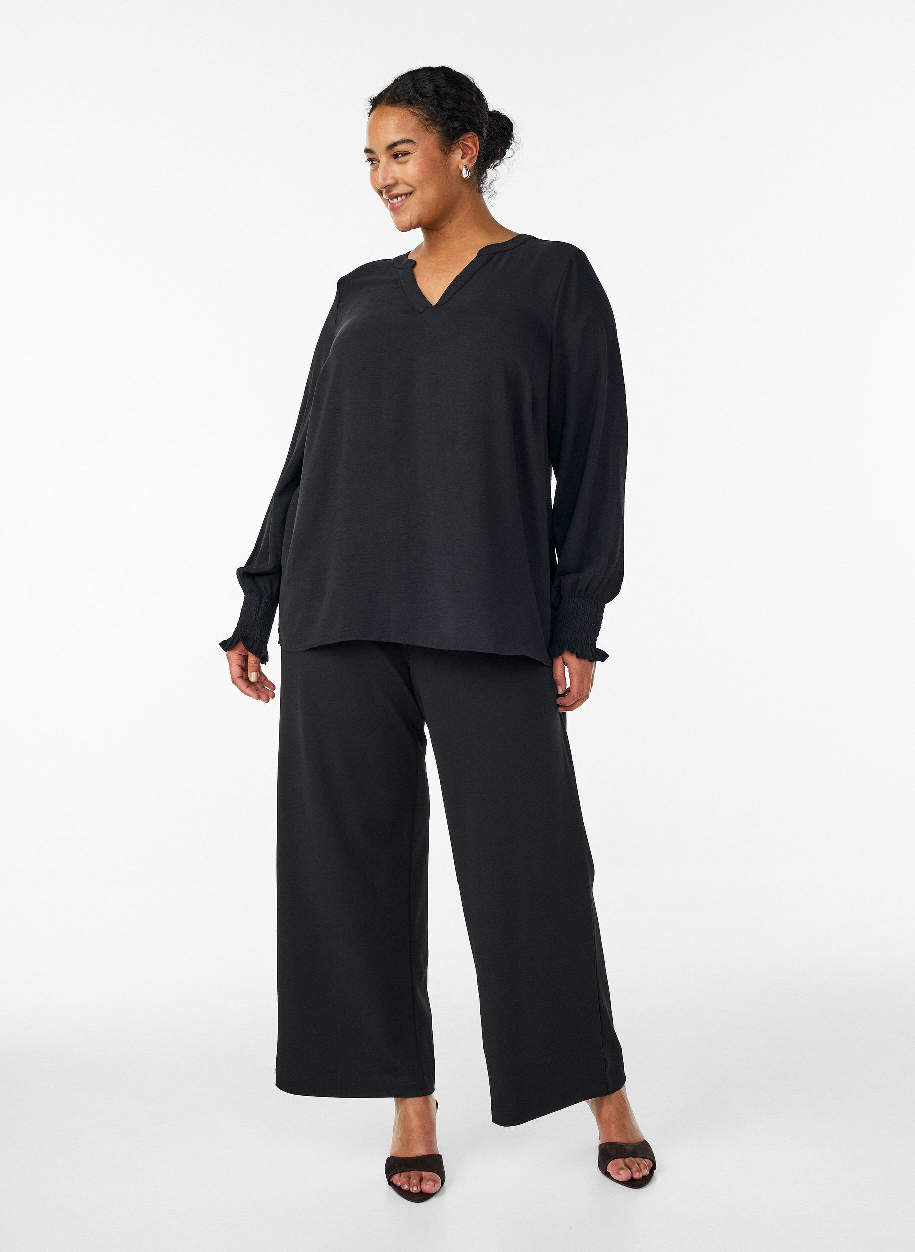 ZizziPusero smock-kalvosimilla ja v-p&auml;&auml;ntiell&auml;, Musta, Model image number 1
