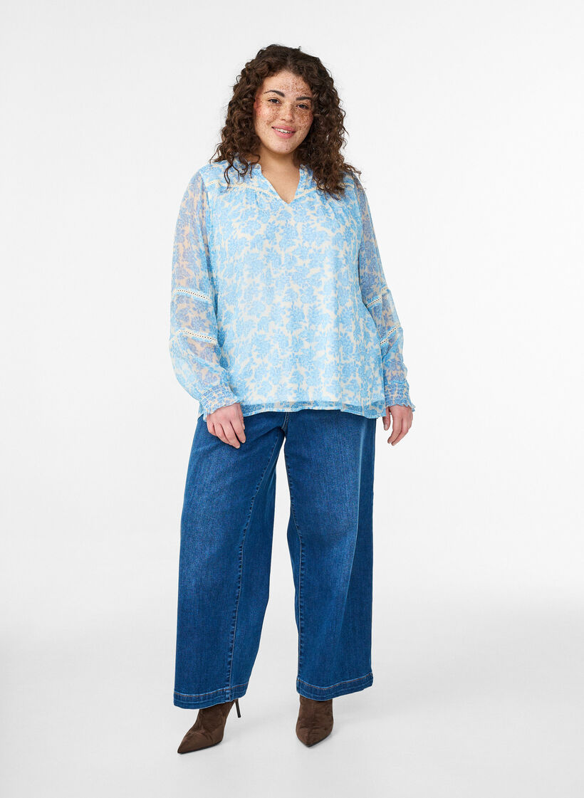 Sifonkiblouse kukkakuosilla ja virkkauskoristeilla, Sininen, Model image number 1