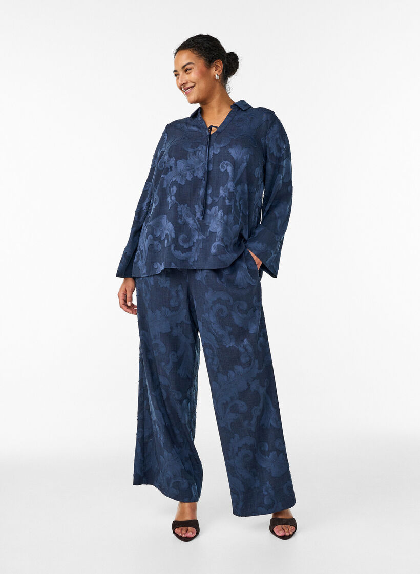 Pusero, jossa on tekstuurinen kudottu kuvio ja V-kaula-aukko, Sininen, Model image number 1