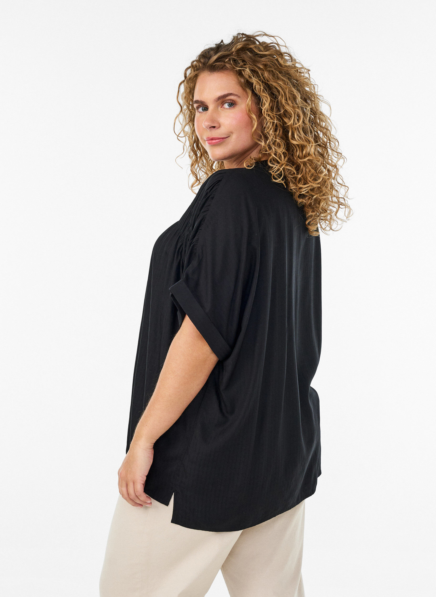 ZizziViskoosipaita lyhyill&auml; hihoilla ja rypytysdetaljilla, Musta, Model image number 1