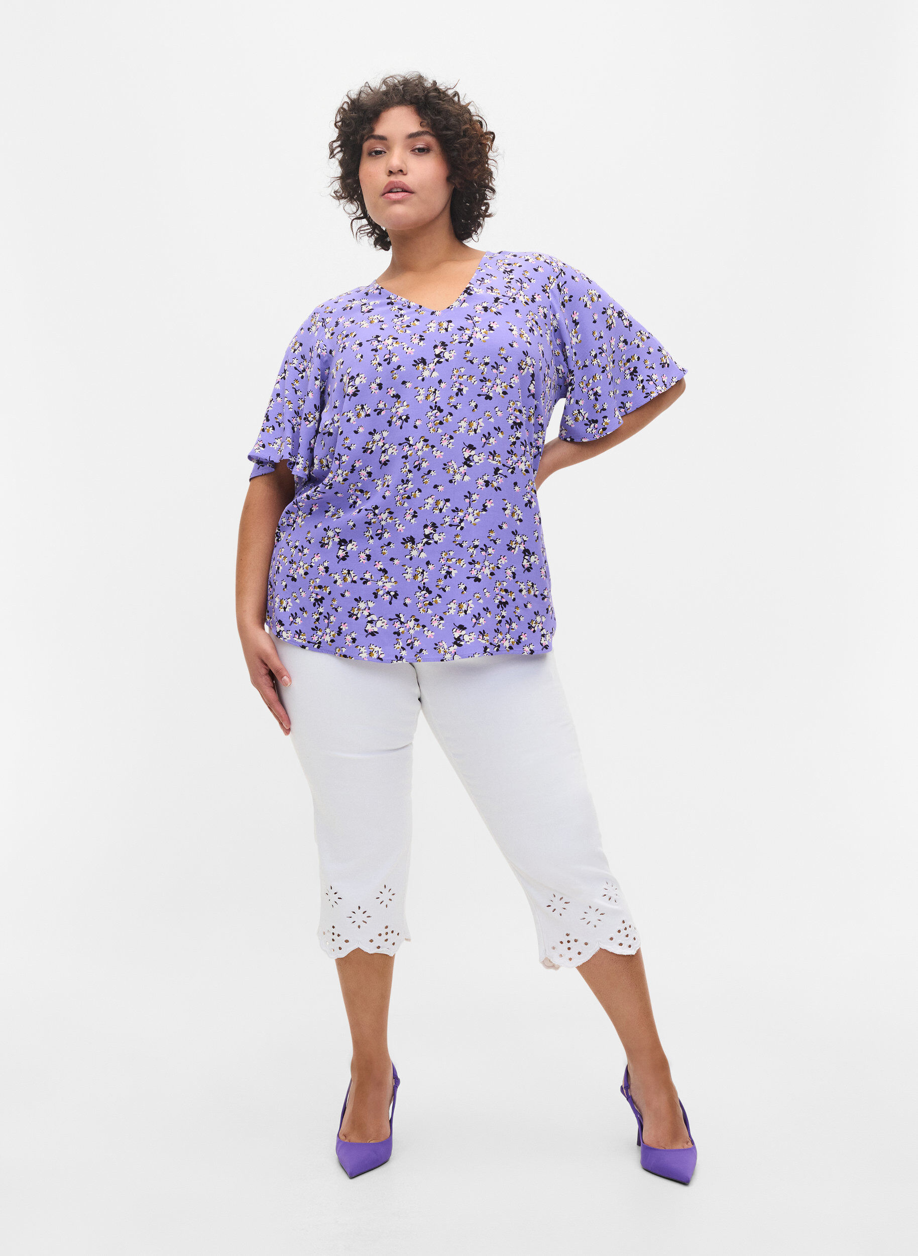 Zizzi Kukallinen viskoosipusero  ny&ouml;riyksityiskohdalla, Lilac Flower Print, Model image number 3