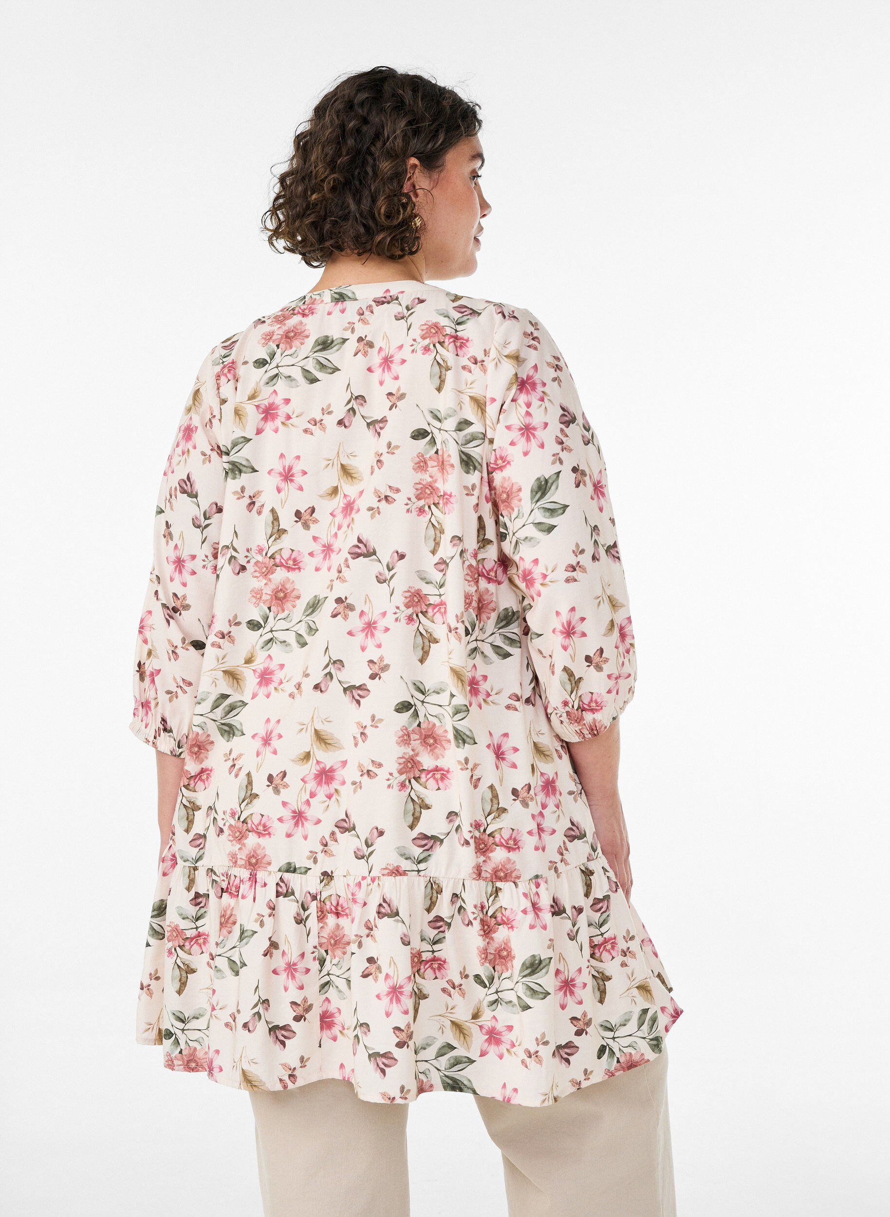 ZizziA-linjainen tunika viskoosista 3/4-hihoilla, Vanilja, Model image number 2