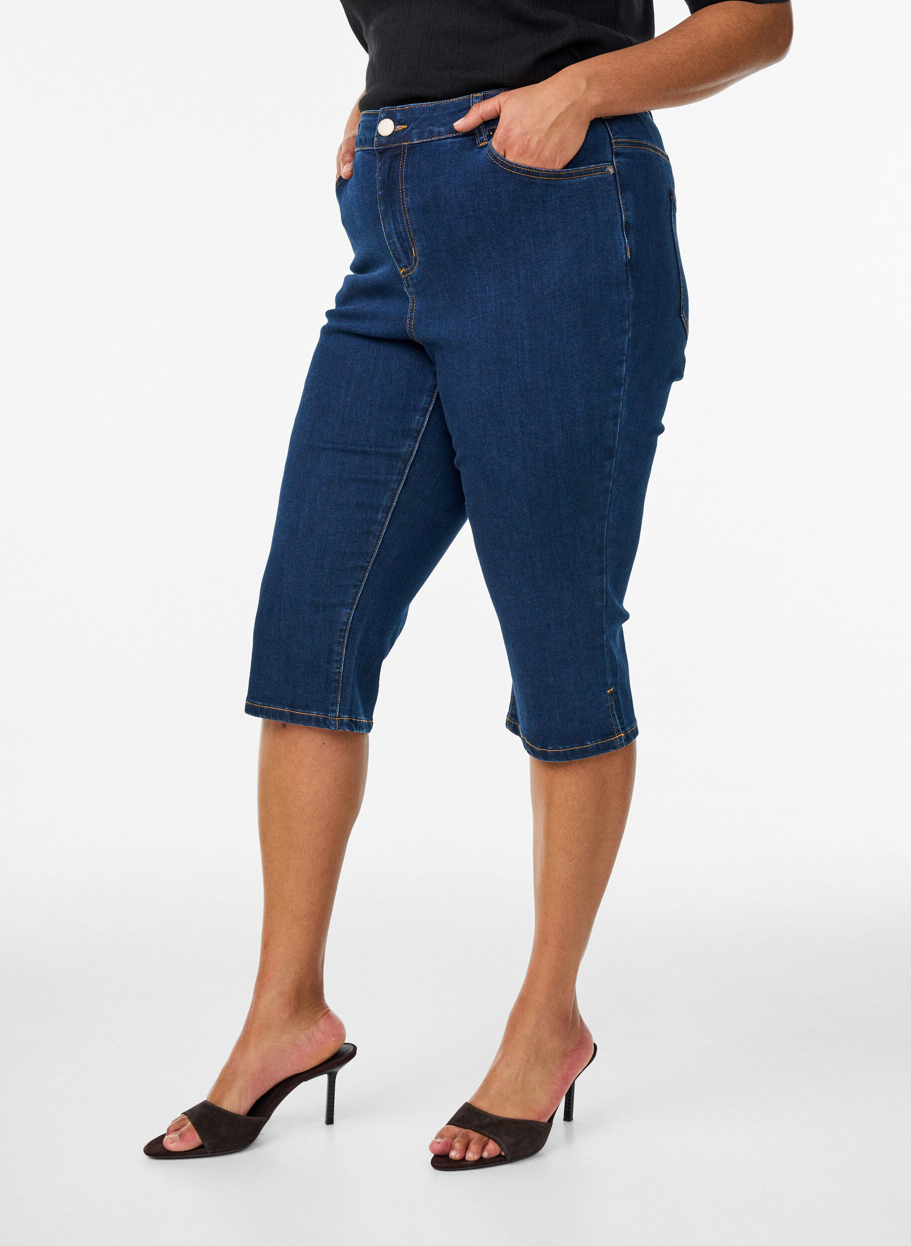 Zizzi Korkeavy&ouml;t&auml;r&ouml;iset slim fit -caprit stretch-denimist&auml;, Sininen, Model image number 2