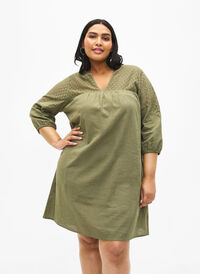 Puuvillan ja pellavan sekoitteesta valmistettu mekko, jossa on virkattuja yksityiskohtia, Deep Lichen Green, Model
