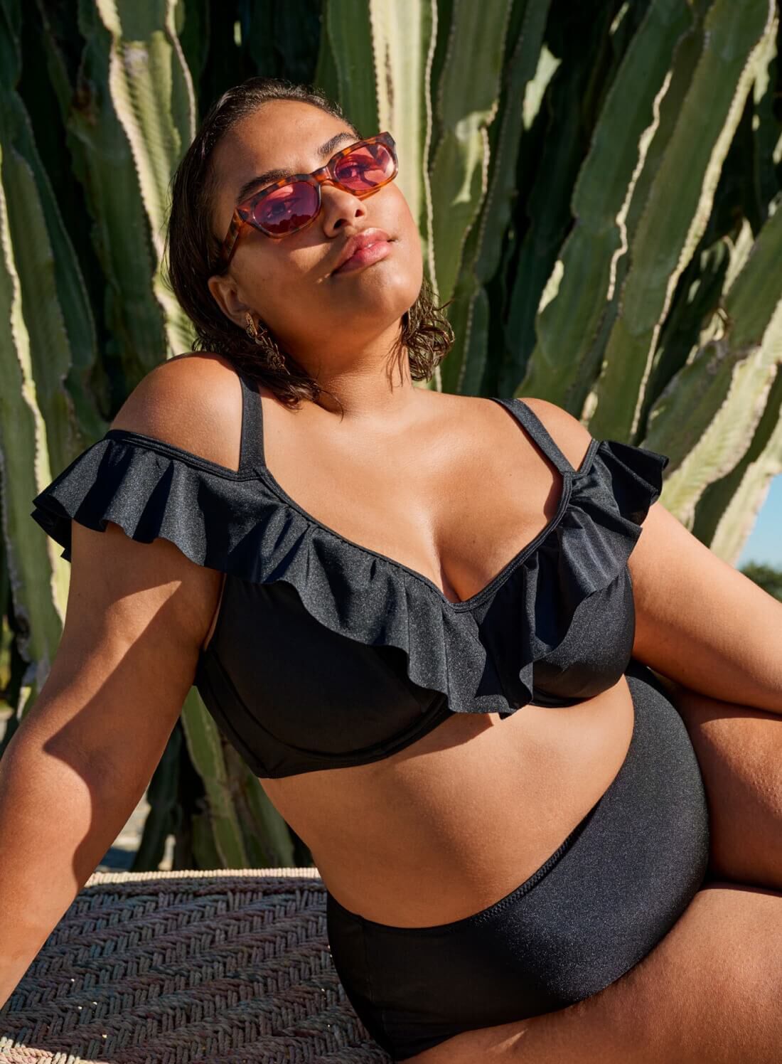 Bikinitoppi r&ouml;yhel&ouml;ill&auml;, , Model