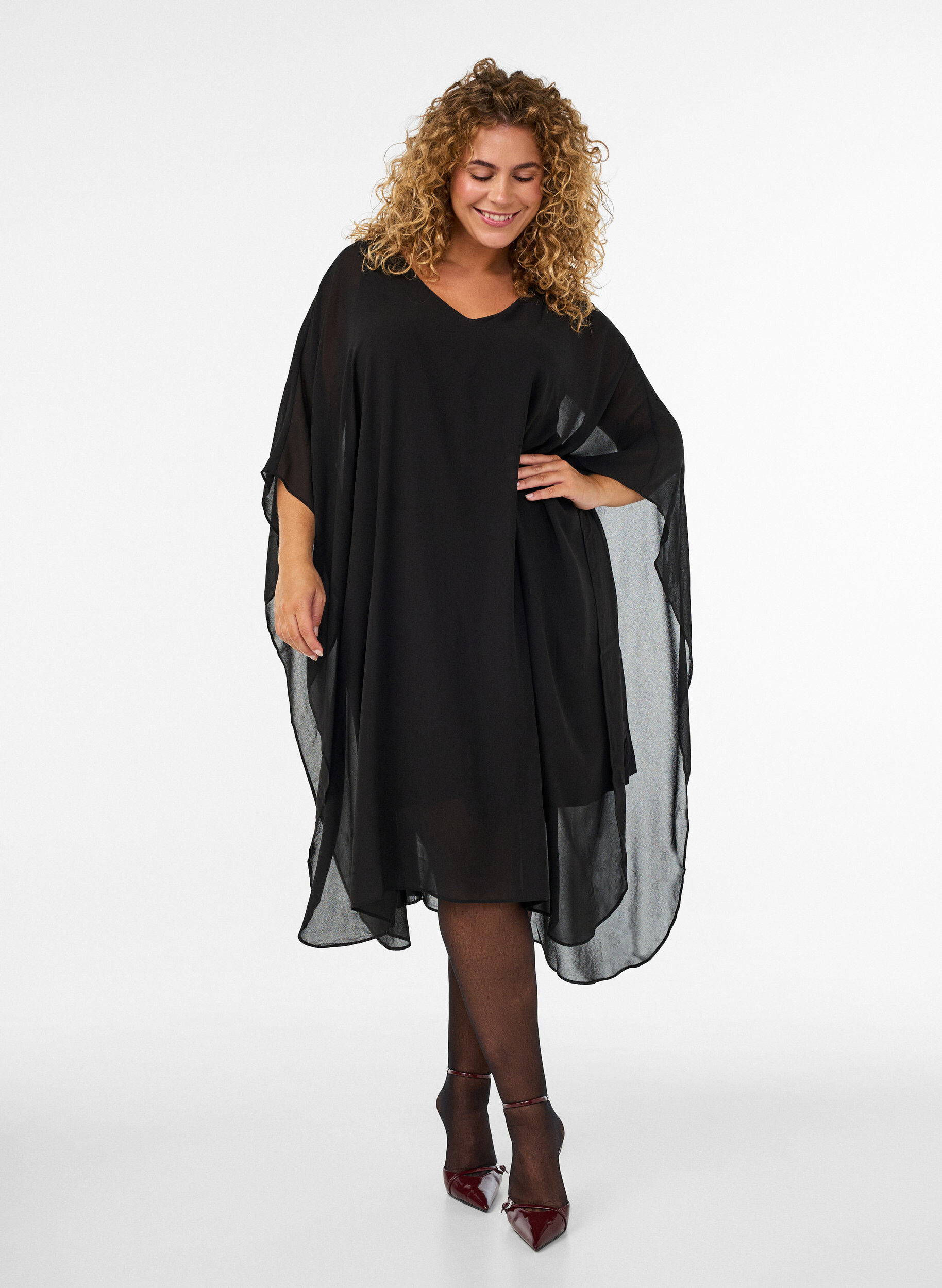 ZizziLyhyt sifonkimekko V-p&auml;&auml;ntiell&auml;, Musta, Model image number 0