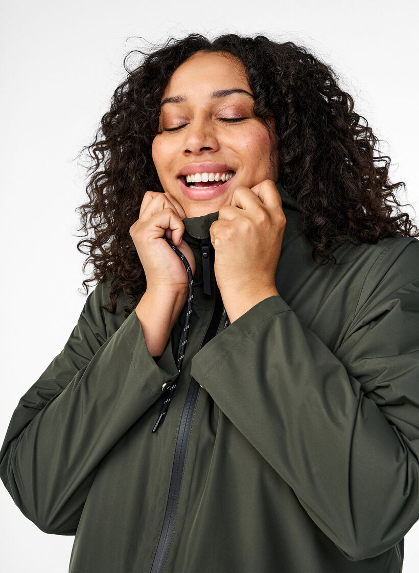Sadetakki, jossa on taskut ja huppu., Vihre&auml;, Model image number 3