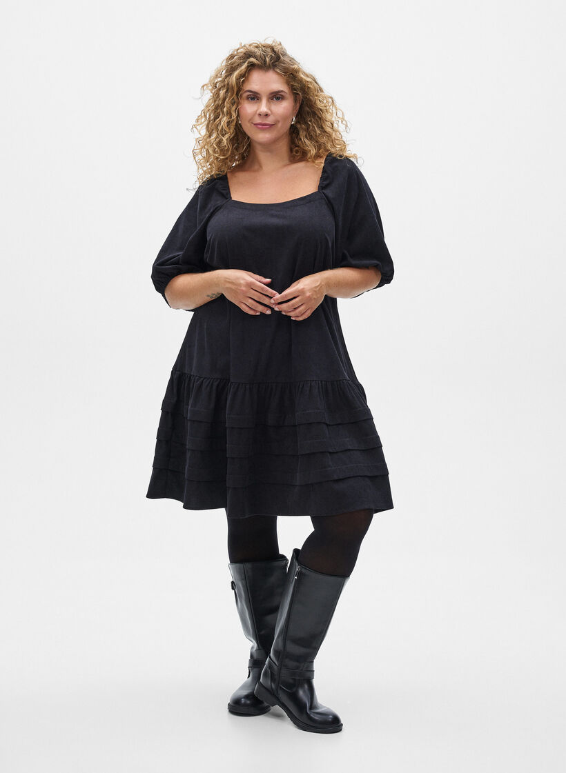 Lyhyt vakosamettimekko, jossa on neliskanttinen pääntie, Musta, Model image number 1