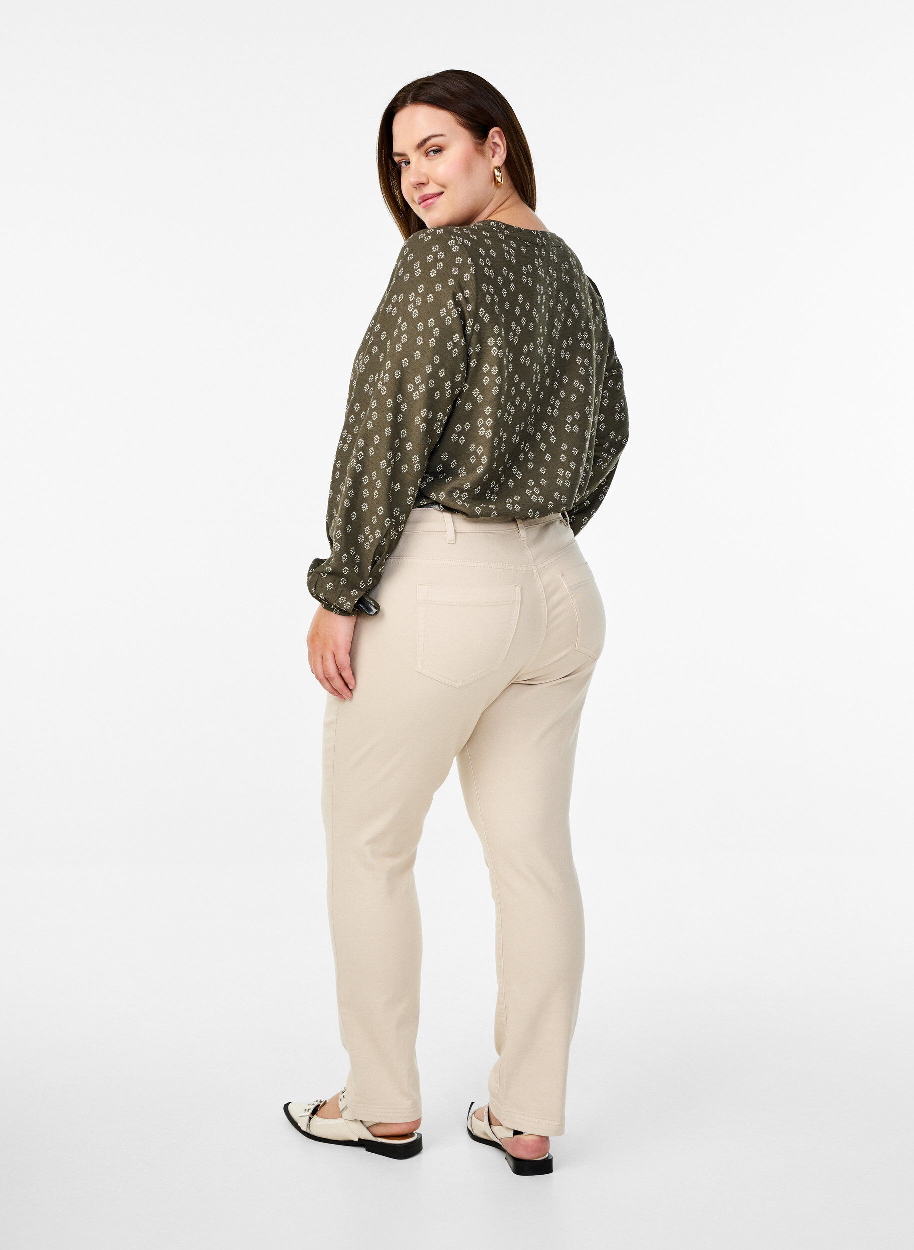 Zizzi Emily-farkut slim fit -mallilla ja normaalilla vy&ouml;t&auml;r&ouml;ll&auml;, Beige, Model image number 1