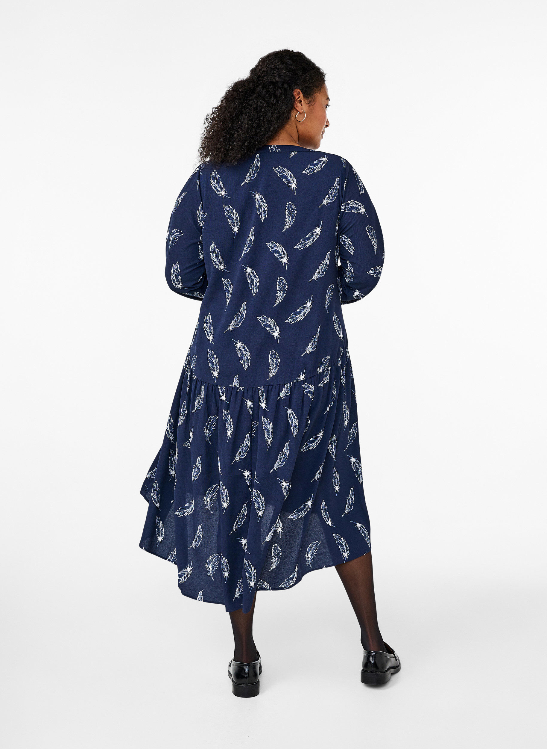 Zizzi Midi-mekko pitkill&auml; hihoilla, Navy B. Feather AOP, Model image number 1