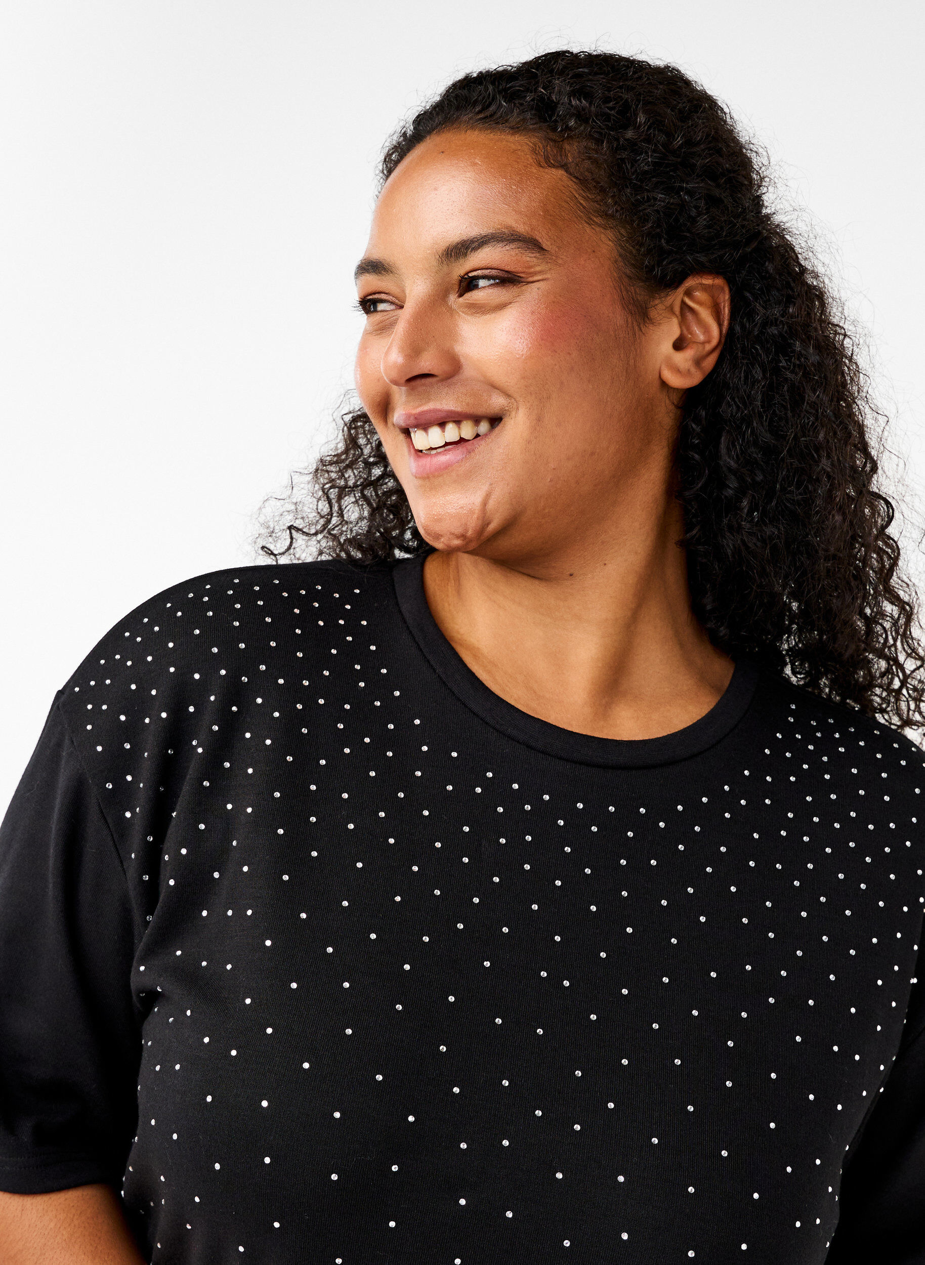 Zizzi T-paita, jossa on strasseja ja py&ouml;re&auml; kaula-aukko, Musta, Model image number 3