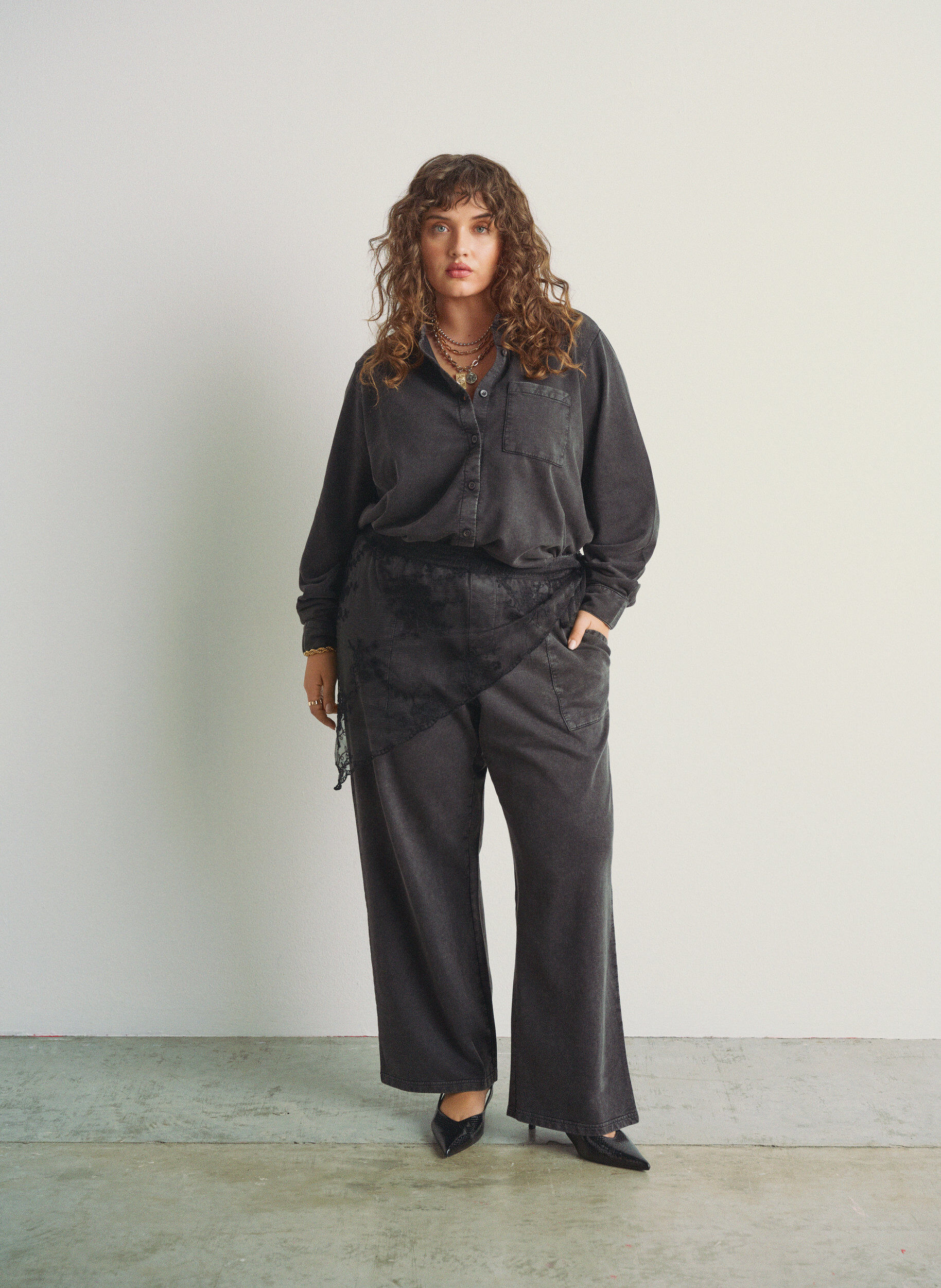 Zizzi Leve&auml;lahkeiset collegehousut pestyll&auml; lookilla, Harmaa, Image image number 0