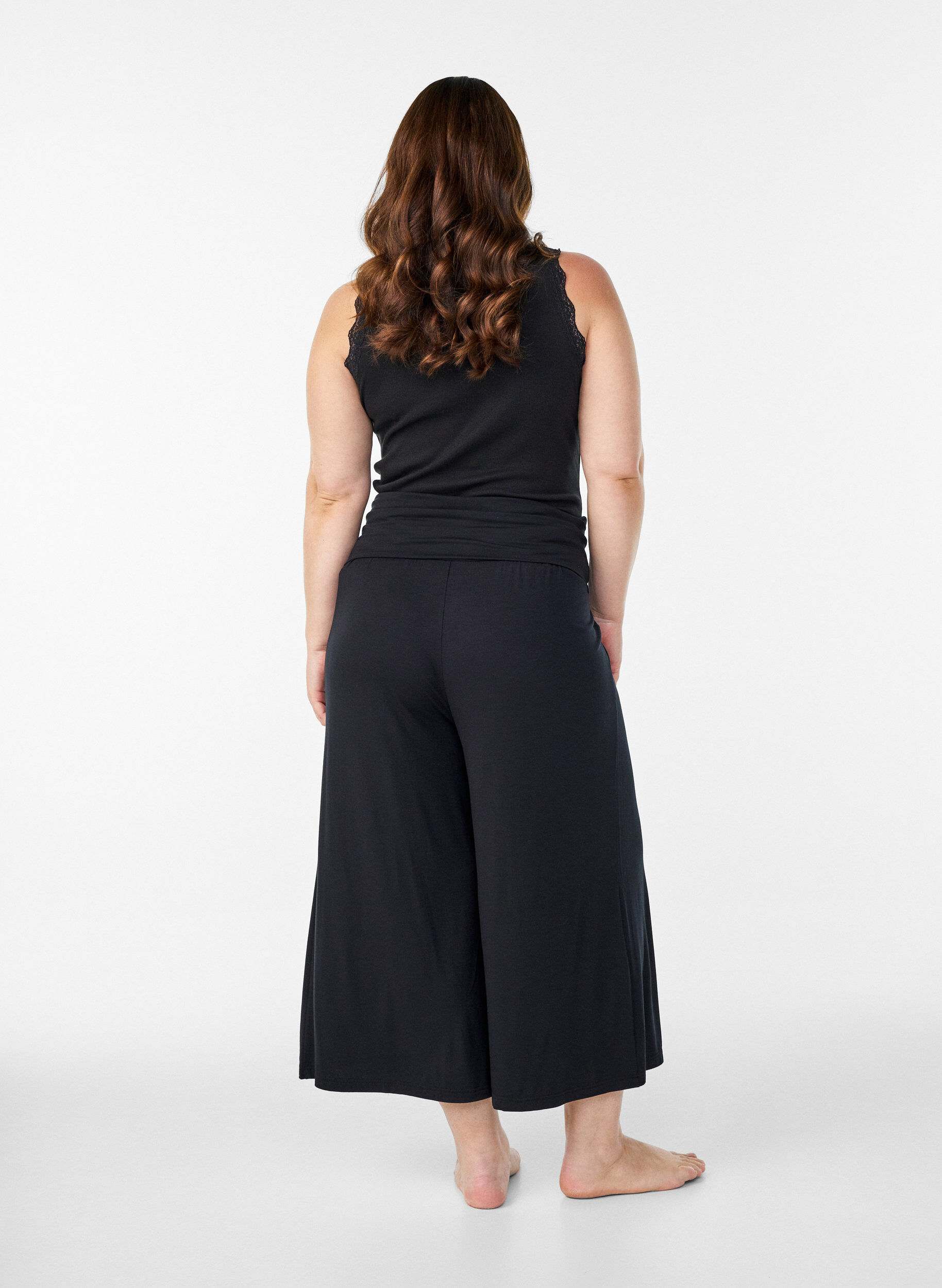 Zizzi Jersey culotte -housut korkealla vy&ouml;t&auml;r&ouml;ll&auml;, Musta, Model image number 1