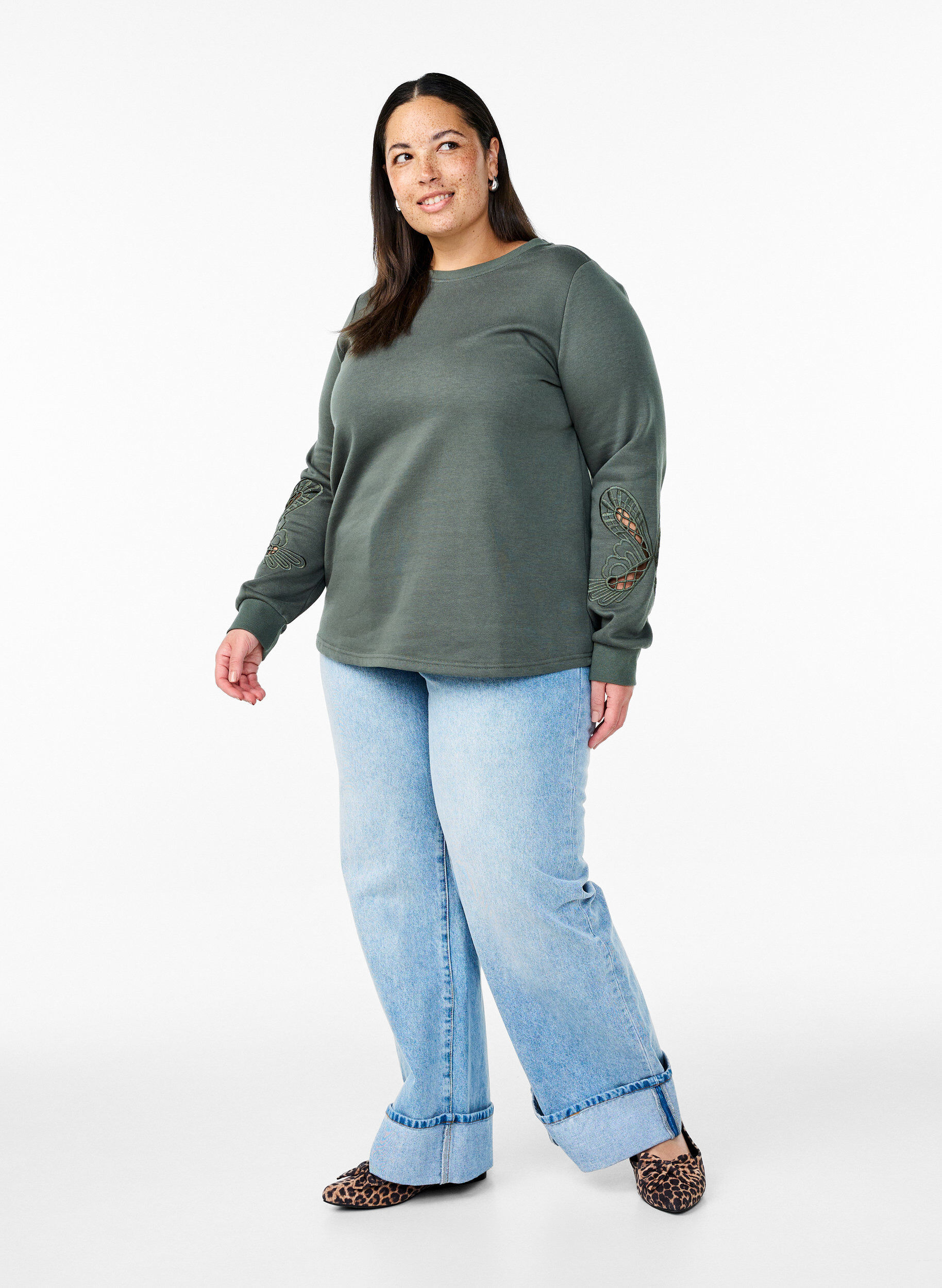 Zizzi Collegepaita, jossa kirjailtuja aukkoja, Thyme, Model image number 2