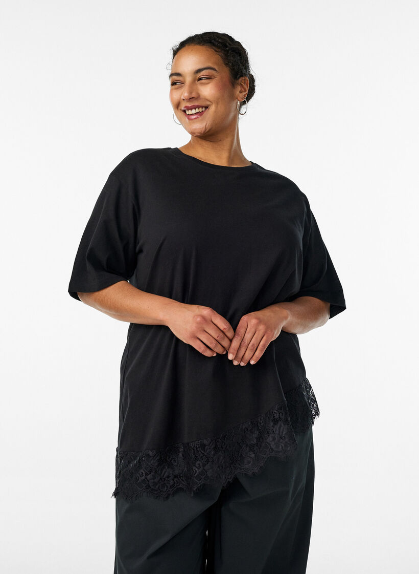 T-paita ep&auml;symmetrisell&auml; pitsihelmalla, Musta, Model image number 0