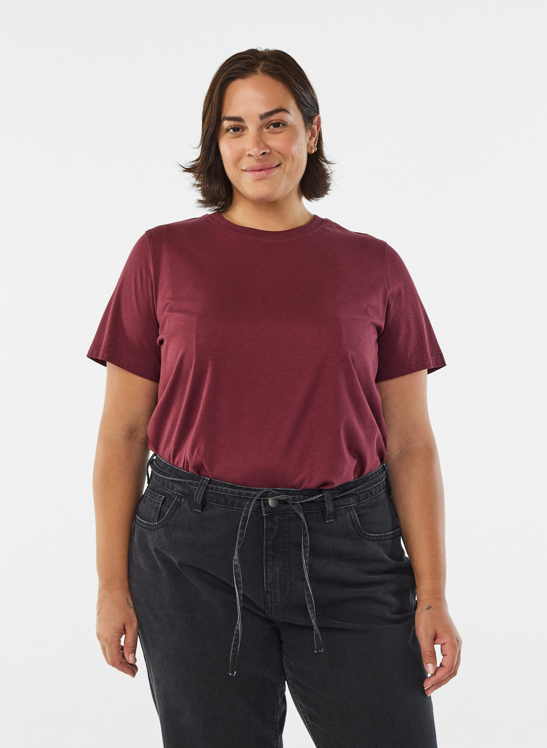 Puuvillainen perus-T-paita, jossa on py&ouml;re&auml; kaula-aukko, Tumma Bordeaux, Model
