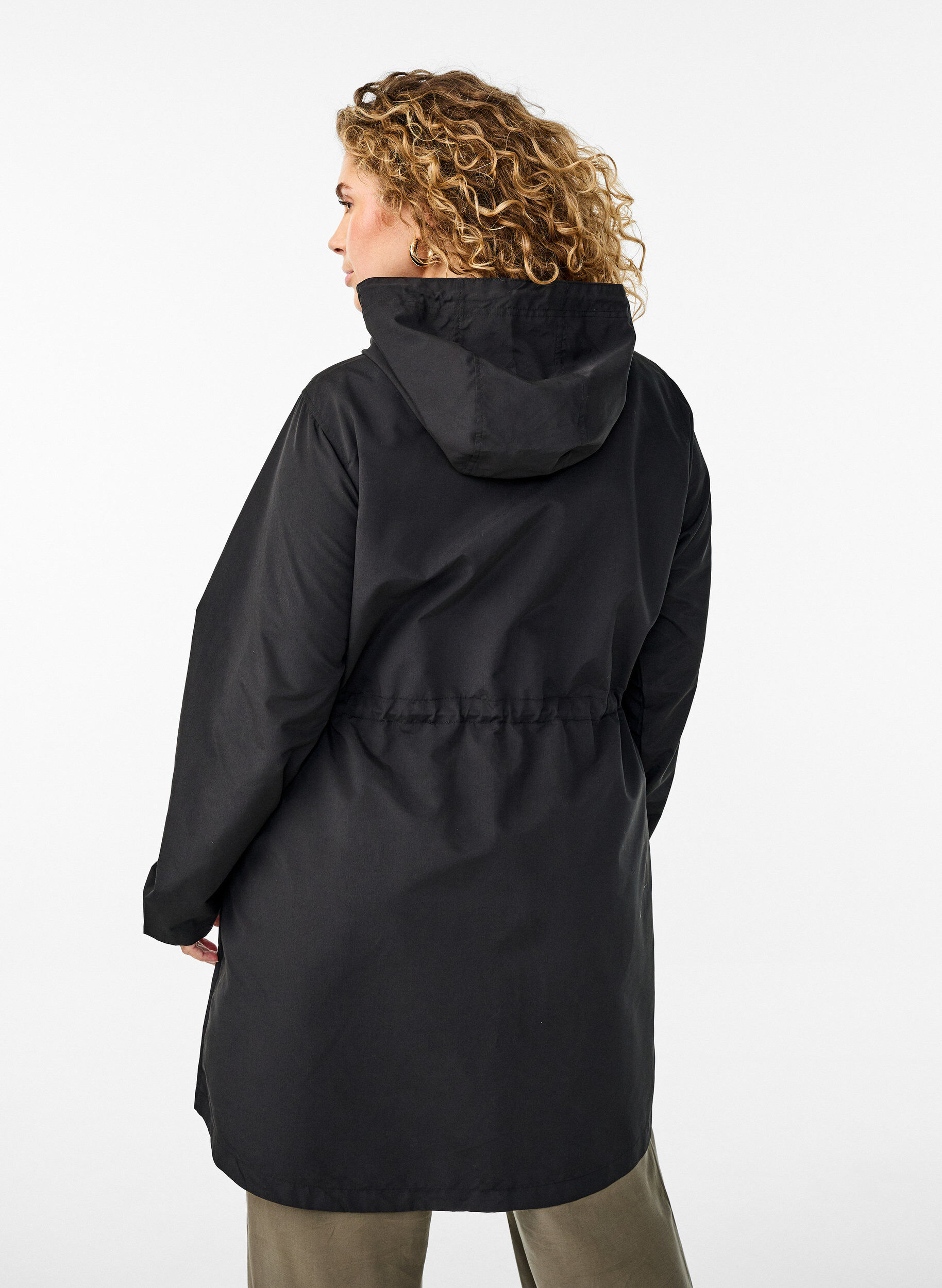 Zizzi FLASH - Kevyt hupullinen parka, Musta, Model image number 2