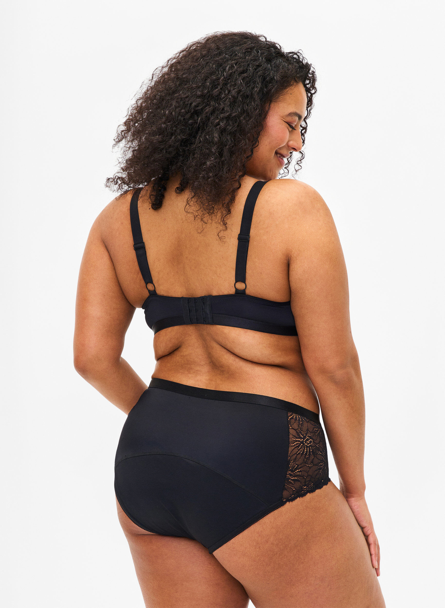 Zizzi Kuukautispikkuhousut pitsikoristeilla ja normaalilla vy&ouml;t&auml;r&ouml;ll&auml;, Black, Model image number 1