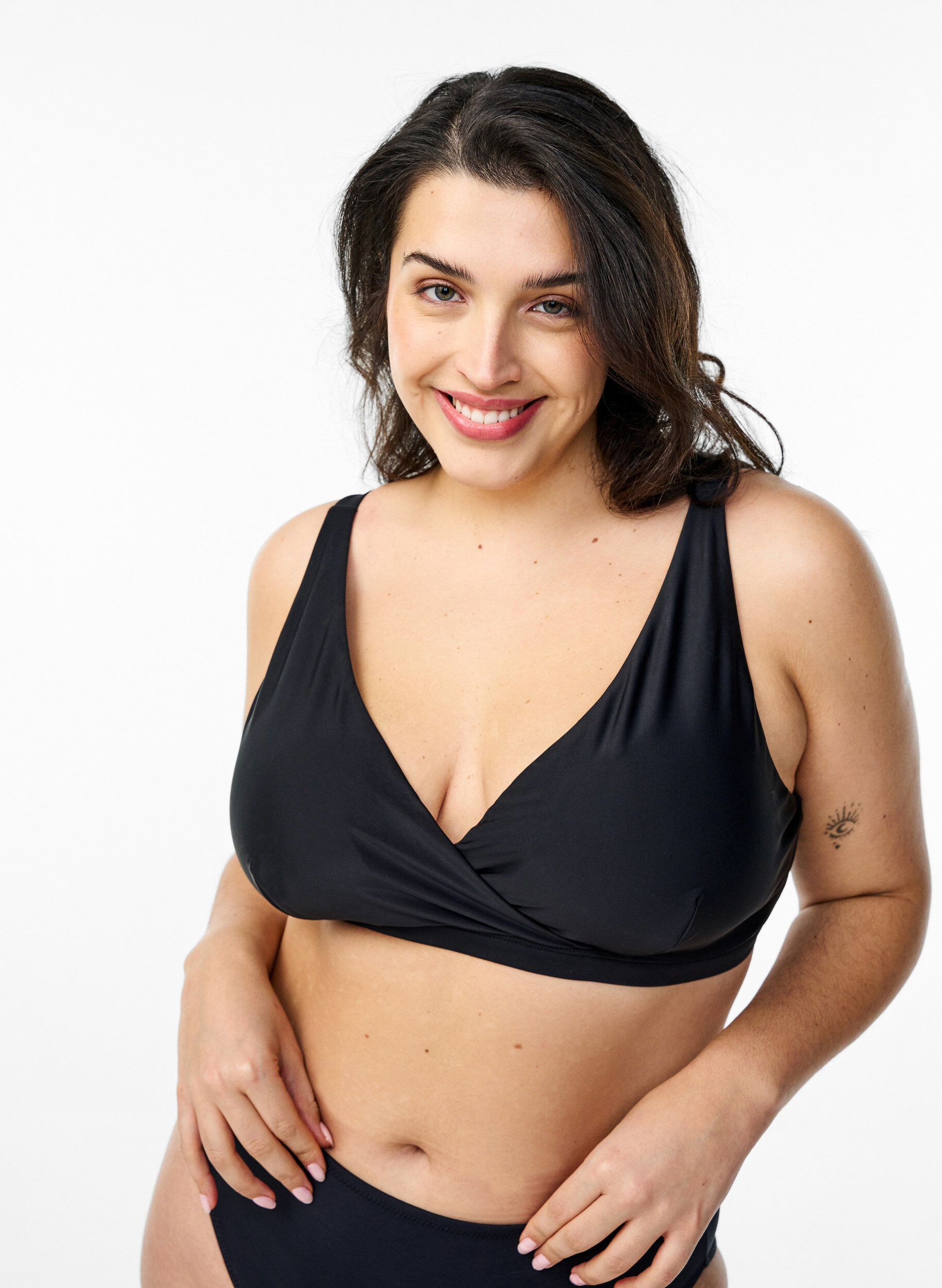 Kietaisuyksityiskohdilla varustettu kolmio-bikiniliivit, Musta, Model