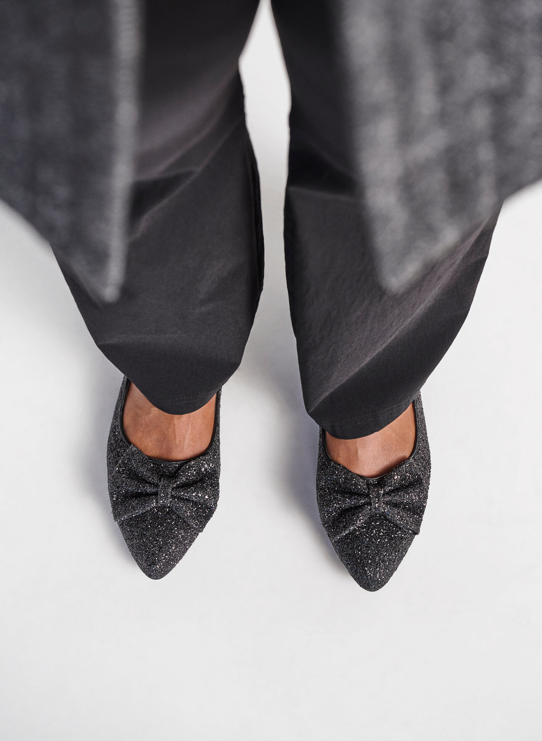 Zizzi Leve&auml;nmalliset kimaltelevat ballerinat rusetilla, Black, Image image number 0