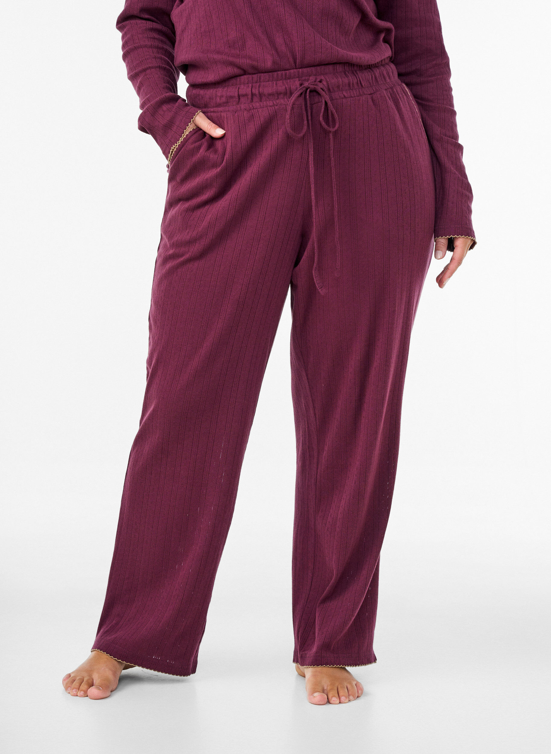 ZizziLuomupuuvillaiset pyjamahousut rei&rsquo;itetyll&auml; kirjailulla, Tumma Bordeaux, Model image number 2