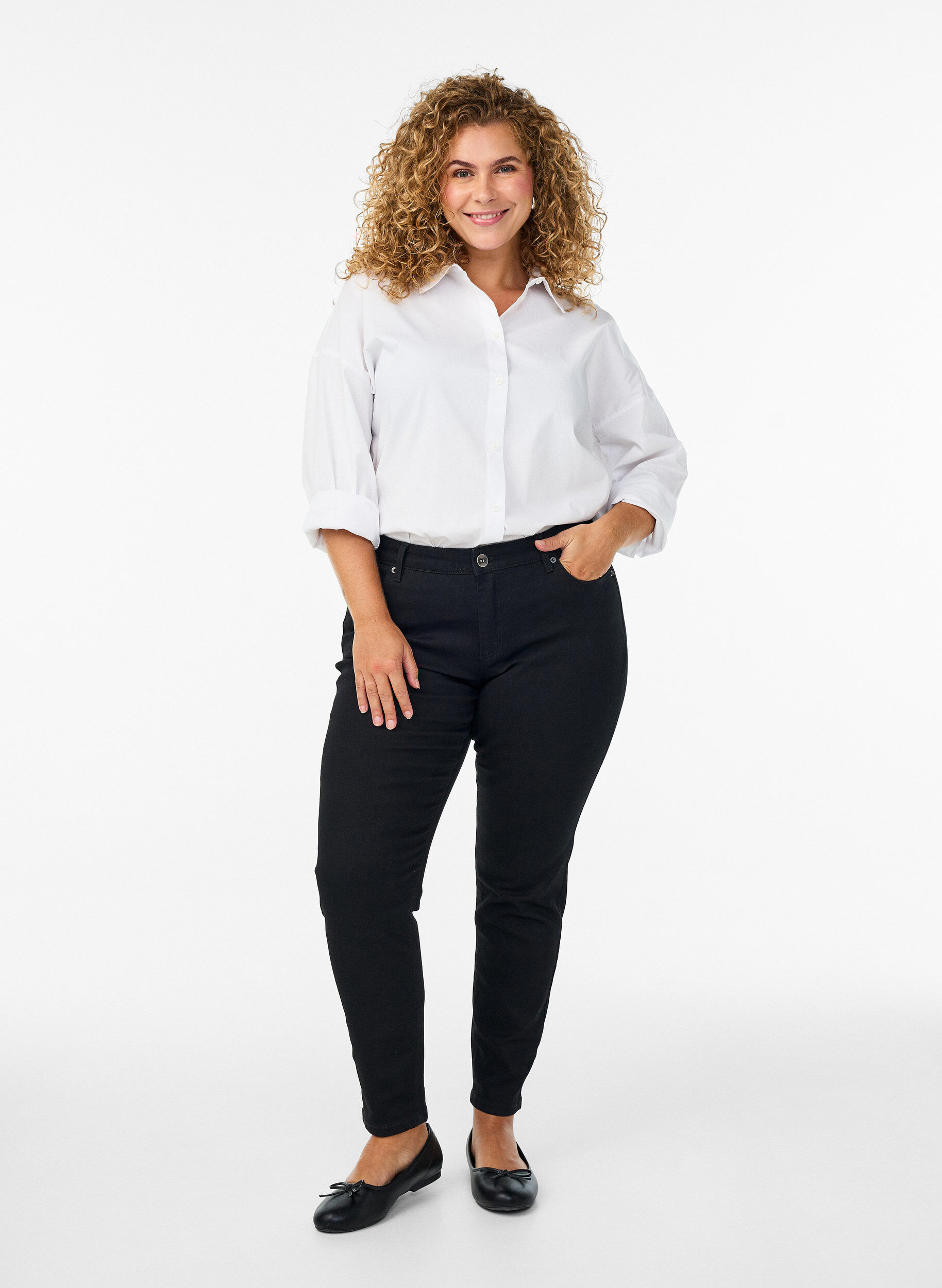 Slim fit Emily-farkut, joissa on normaali vy&ouml;t&auml;r&ouml;., Musta, Model