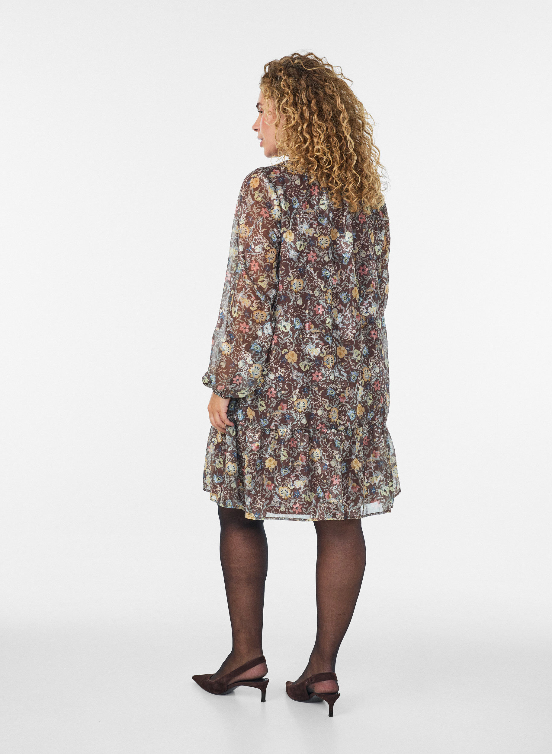 ZizziChiffonimekko kukkakuviolla ja r&ouml;yhel&ouml;kerroksilla, Ruskea, Model image number 2