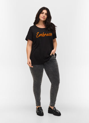 Lyhythihainen puuvillainen t-paita painatuksella, Black Embrace, Model image number 2