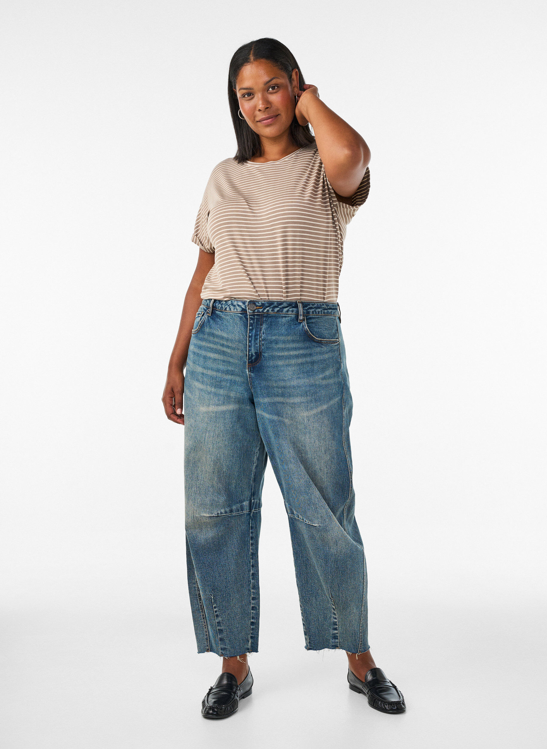 ZizziRaidallinen T-paita viskoosista py&ouml;re&auml;ll&auml; p&auml;&auml;ntiell&auml;, Beige, Model image number 1