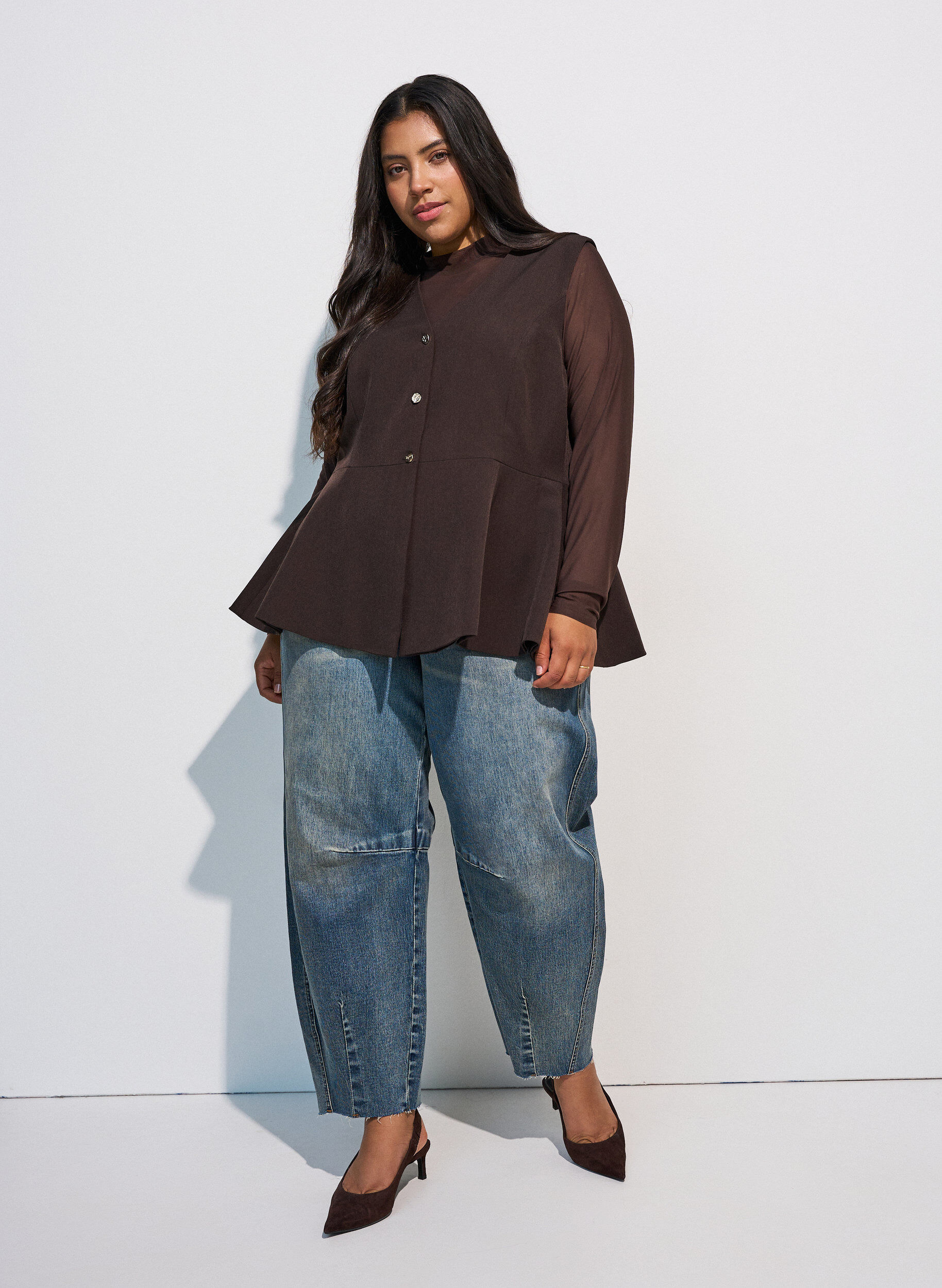 ZizziRaitakuvioinen liivi peplum-helmalla, Ruskea, Model image number 1