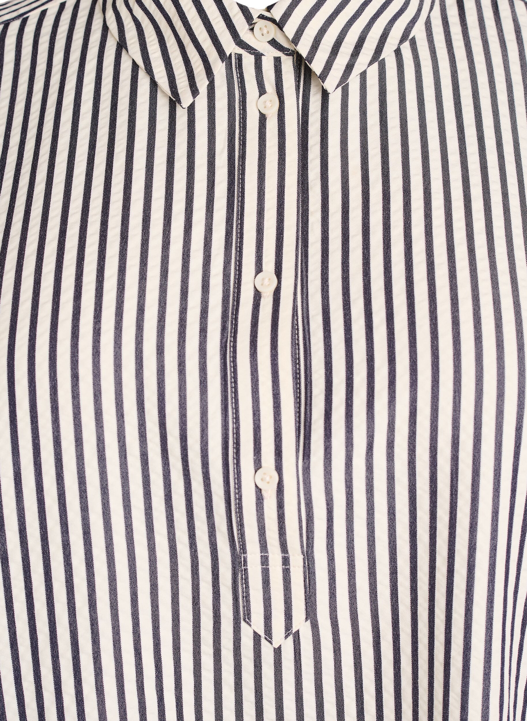 Zizzi Raidallinen paita nappiyksityiskohdalla sel&auml;ss&auml;, Musta, Packshot image number 2